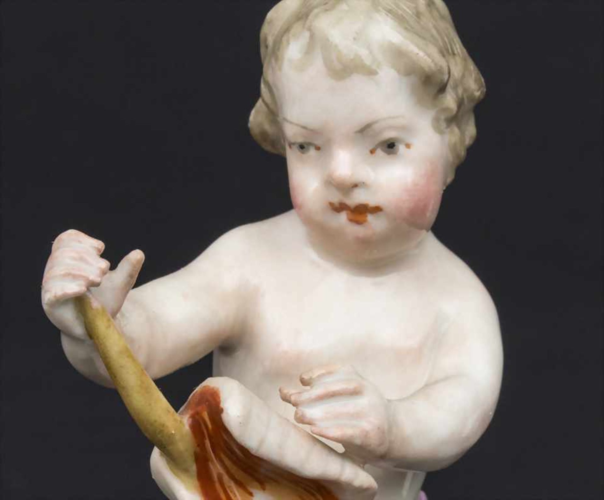 Frühe Figur eines Puttos mit einem Fleischspieß / An early figure of a cherub holding a meat skewer, - Bild 5 aus 6