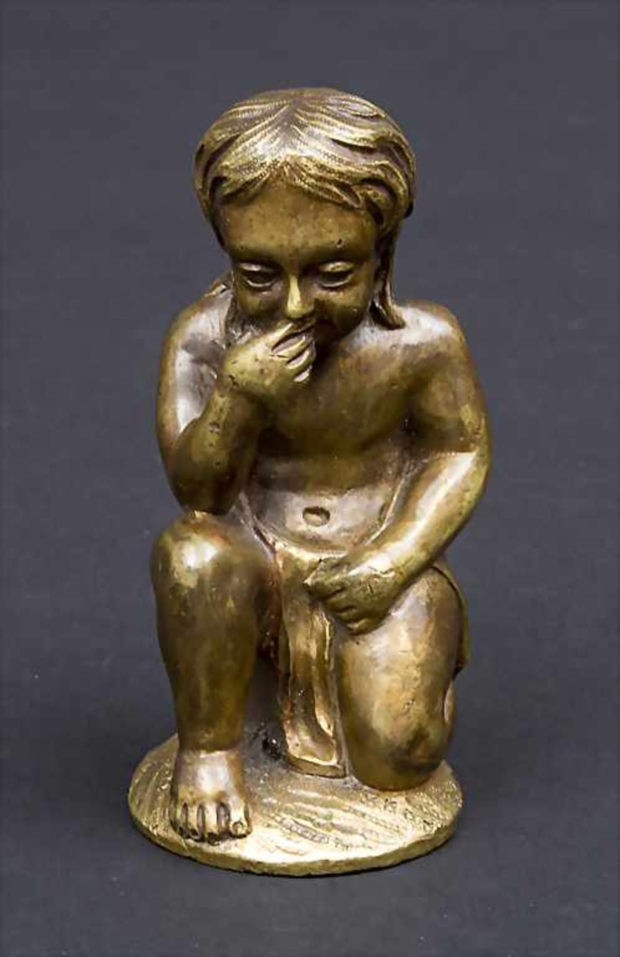 Frühe Bronzefigur eines Kindes / An early bronze depicting a kneeling child, Frankreich, 18. Jh.