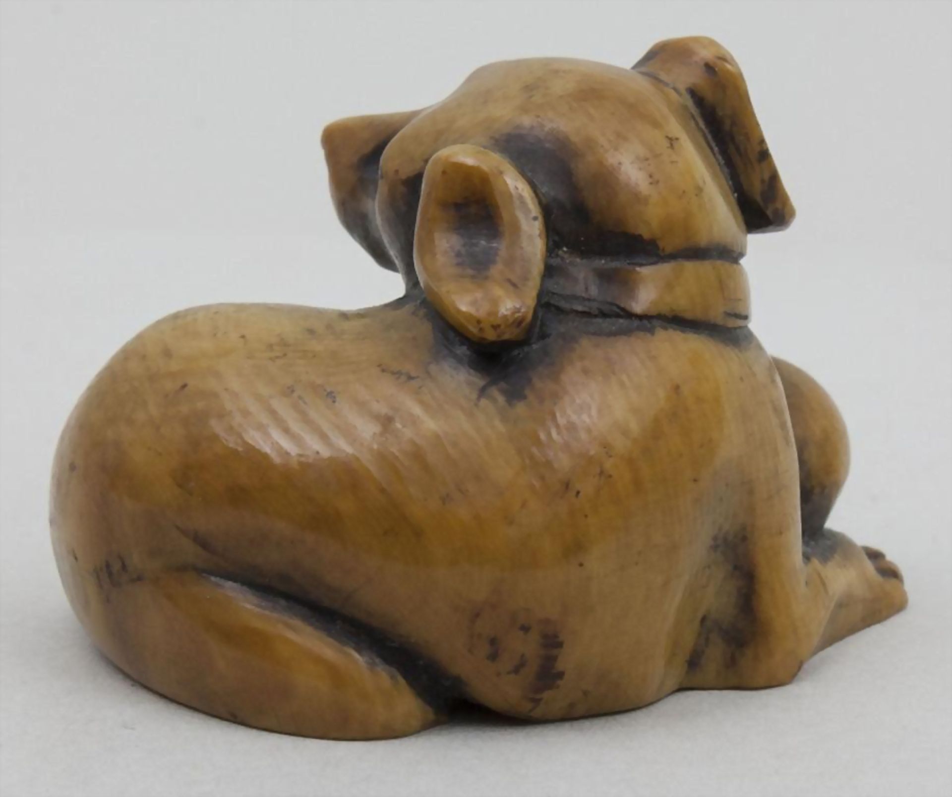 Netsuke, Hündin mit Welpe, Japan, 19. Jh. - Bild 2 aus 3