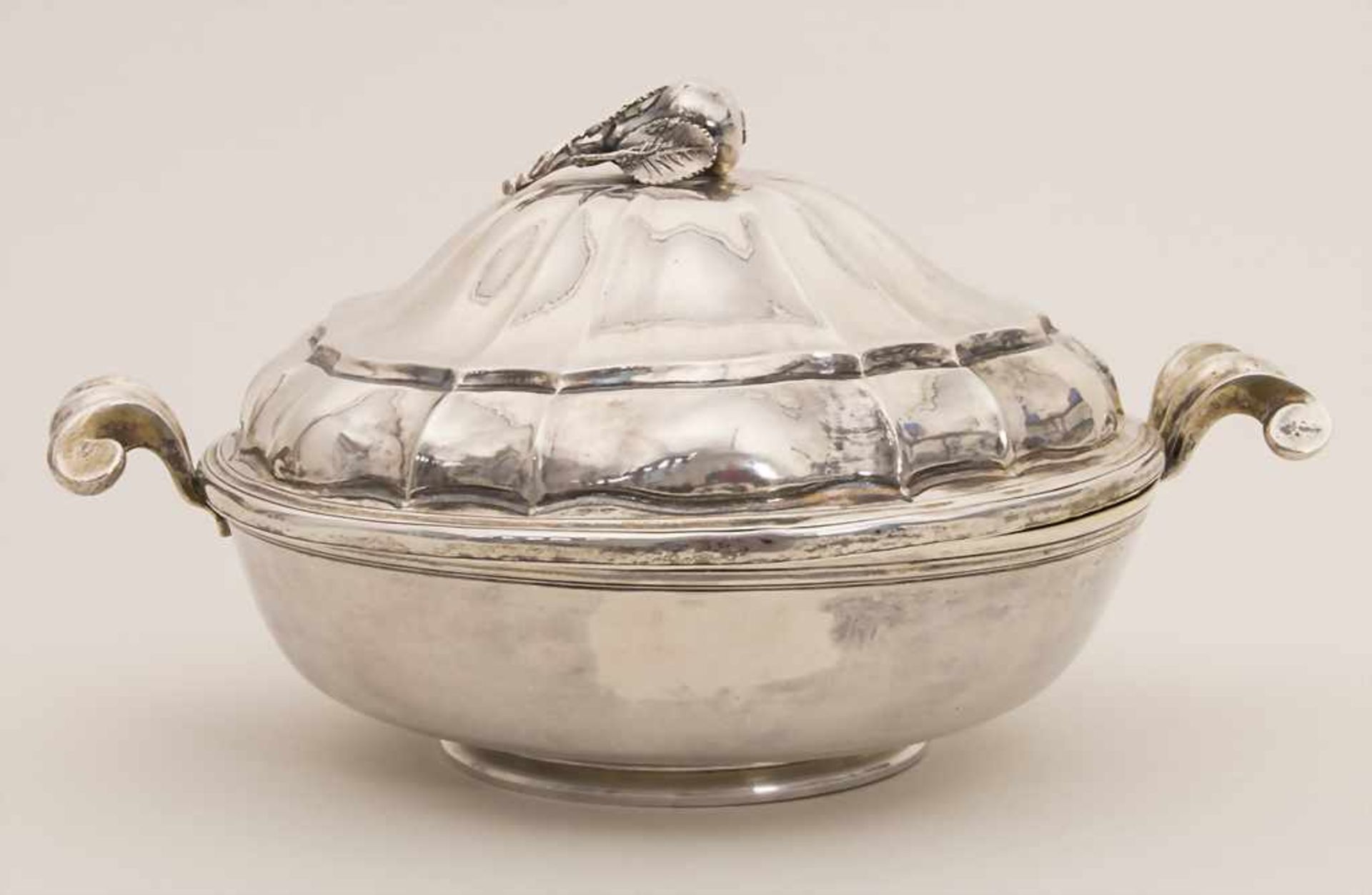 Barock Legumier / Wöchnerinnenschüssel / A Baroque silver vegetable tureen with lining and cover, - Image 3 of 9