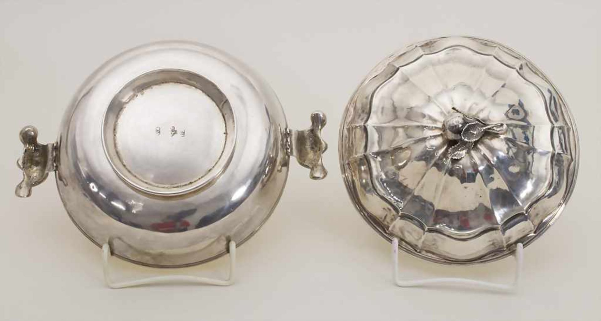 Barock Legumier / Wöchnerinnenschüssel / A Baroque silver vegetable tureen with lining and cover, - Image 5 of 9