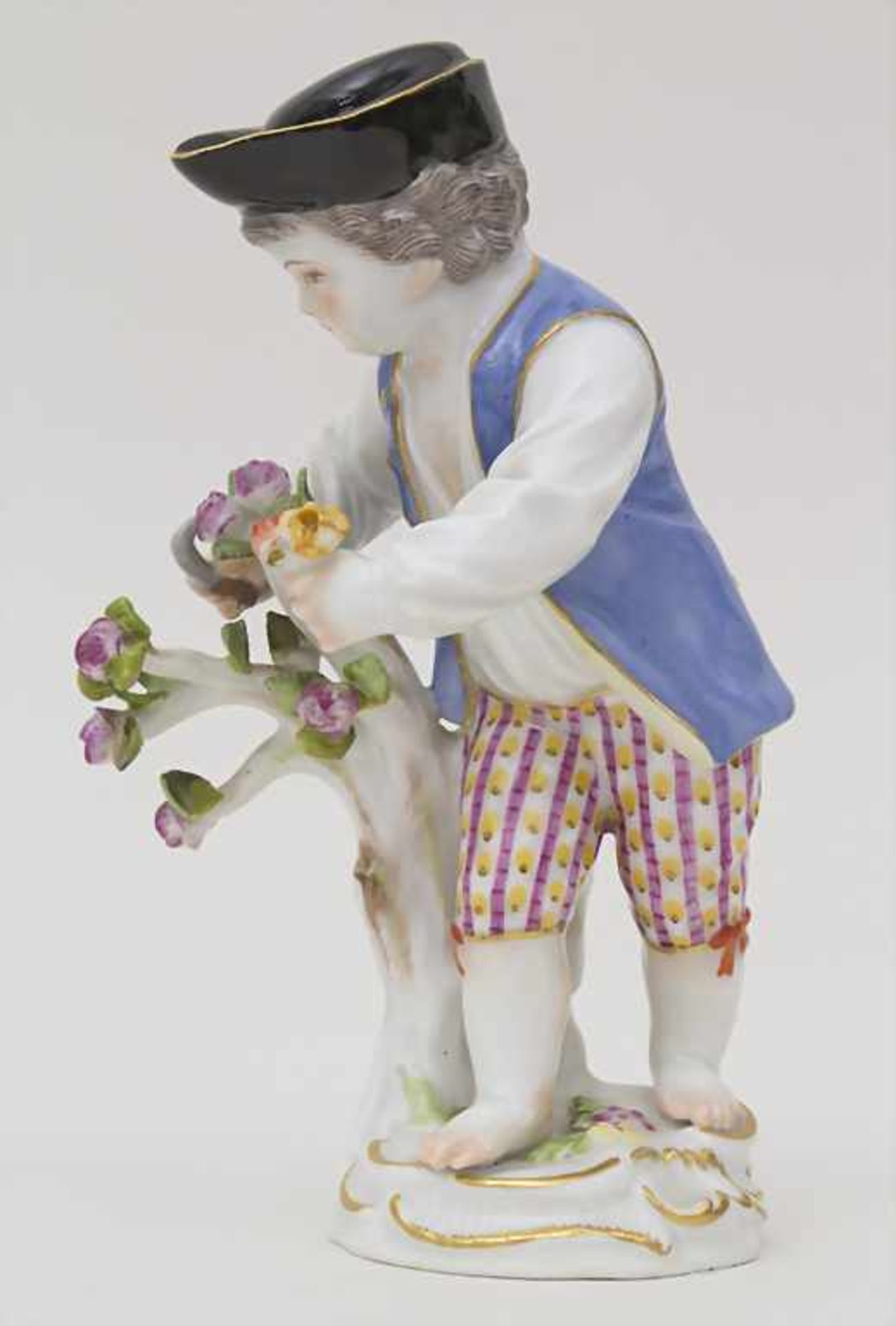 Gärtnerkind 'Rosen schneidender Knabe' / A gardener child 'Rose cutting boy', Meissen, 1950 - Image 2 of 5