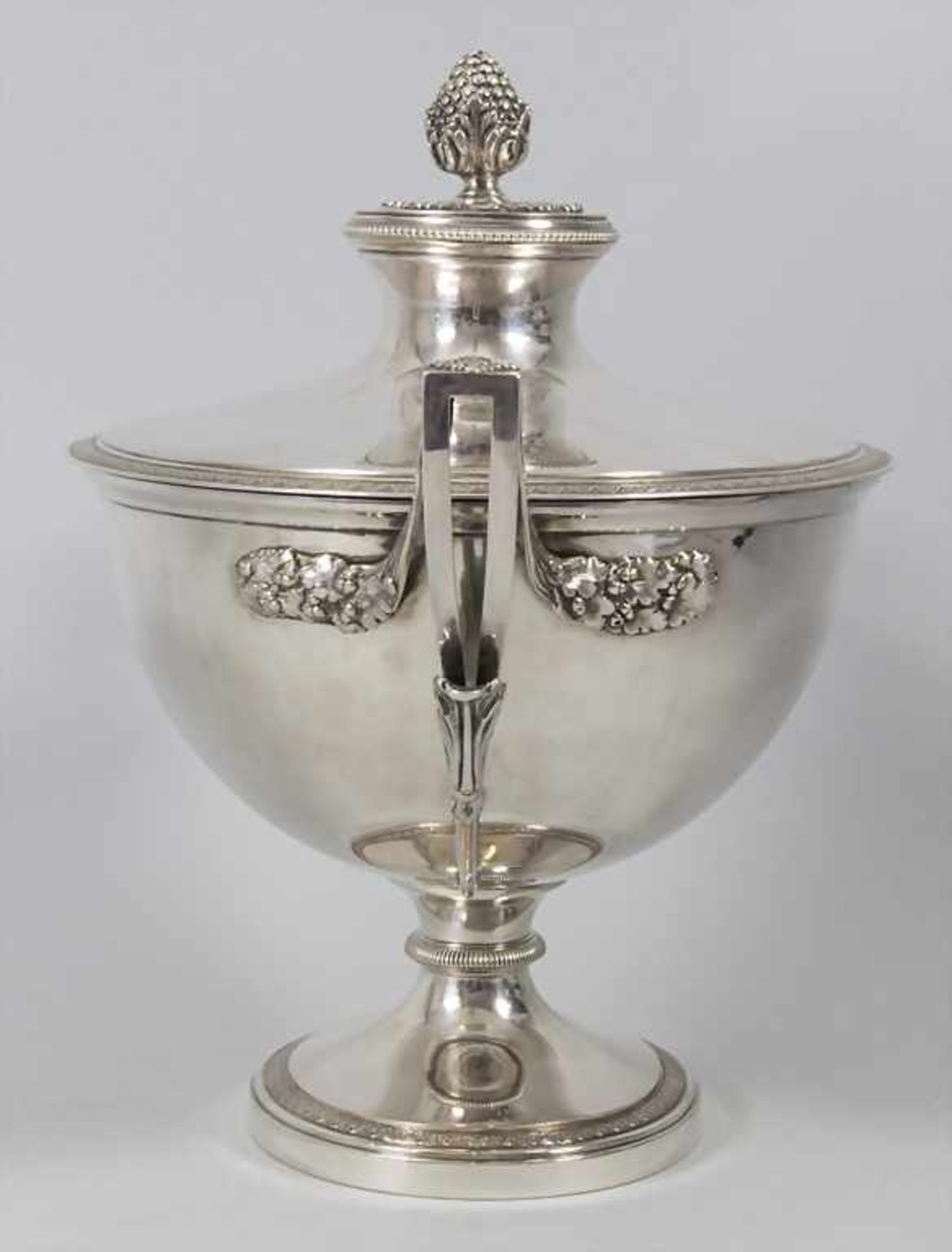 Deckelterrine auf Présentoir / A tureen with cover and stand, Paris, um 1905 - Bild 9 aus 16