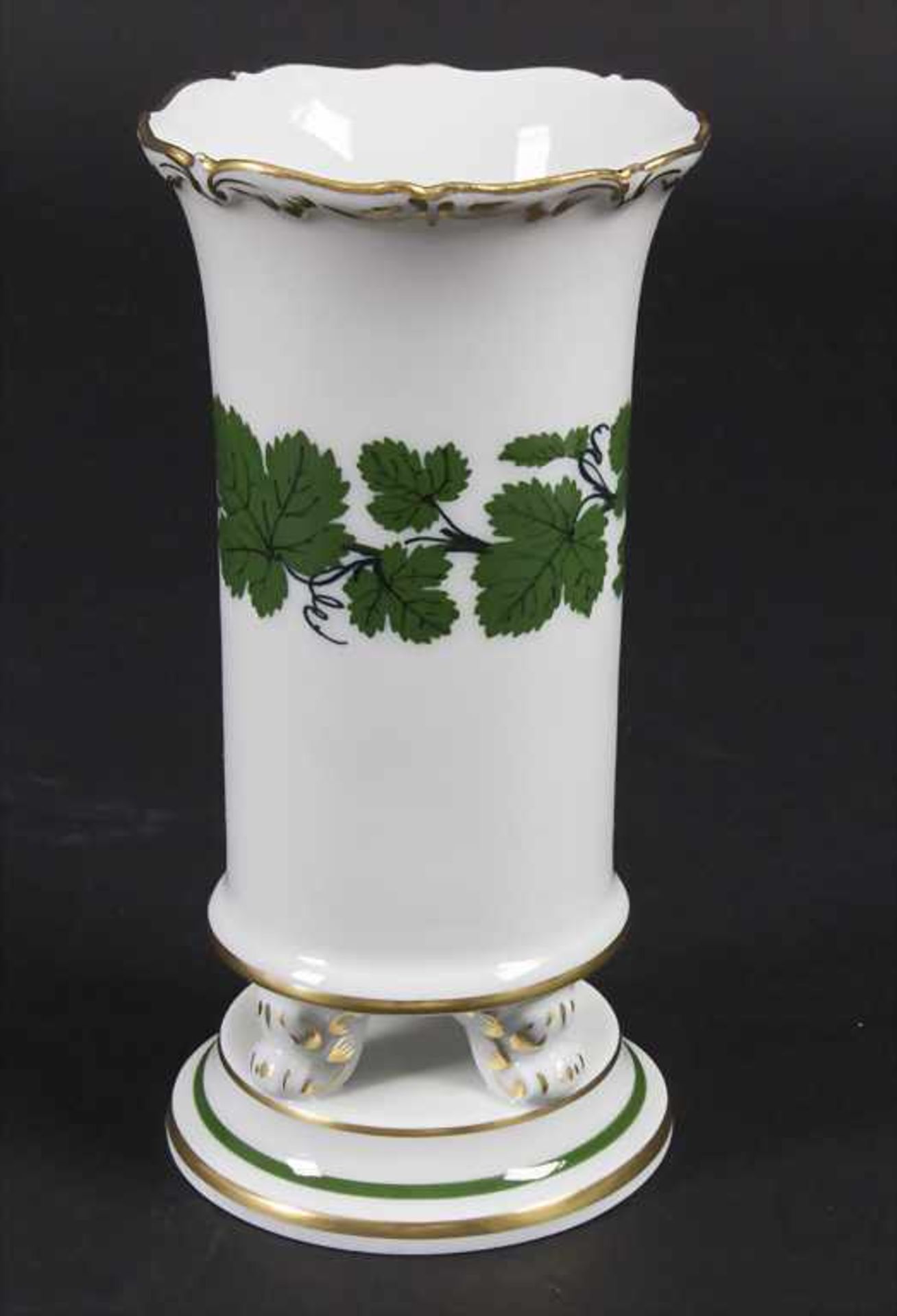 Vase auf Volutenfüßen mit Weinlaubdekor / A vase with vine leaves pattern, Meissen, Mitte 20. Jh.