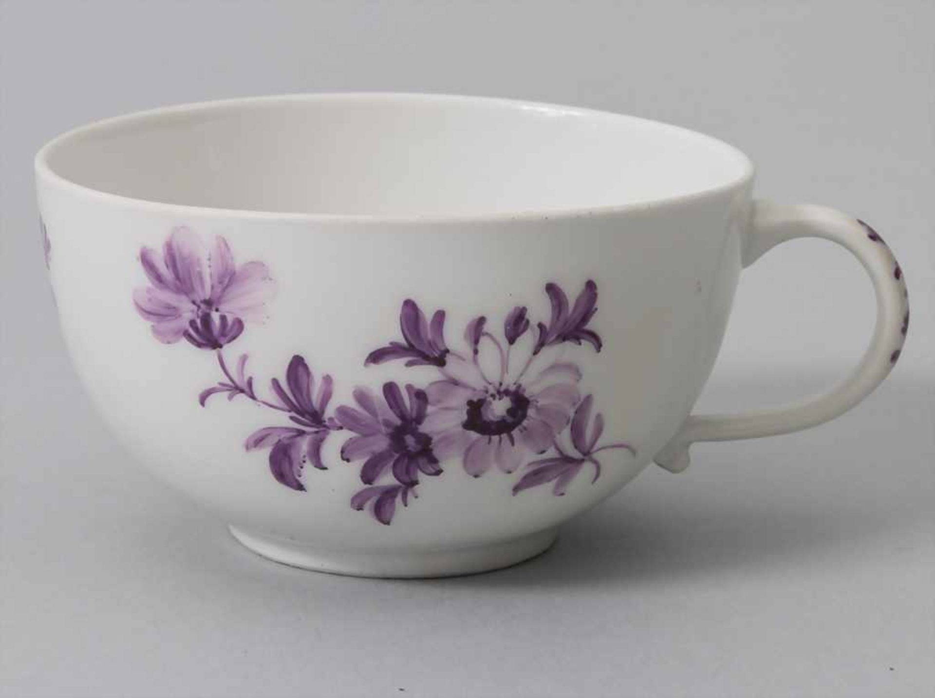 Tasse und UT mit Purpurmalerei / A cup and saucer with purple flowers, Meissen, um 1760 - Image 6 of 10