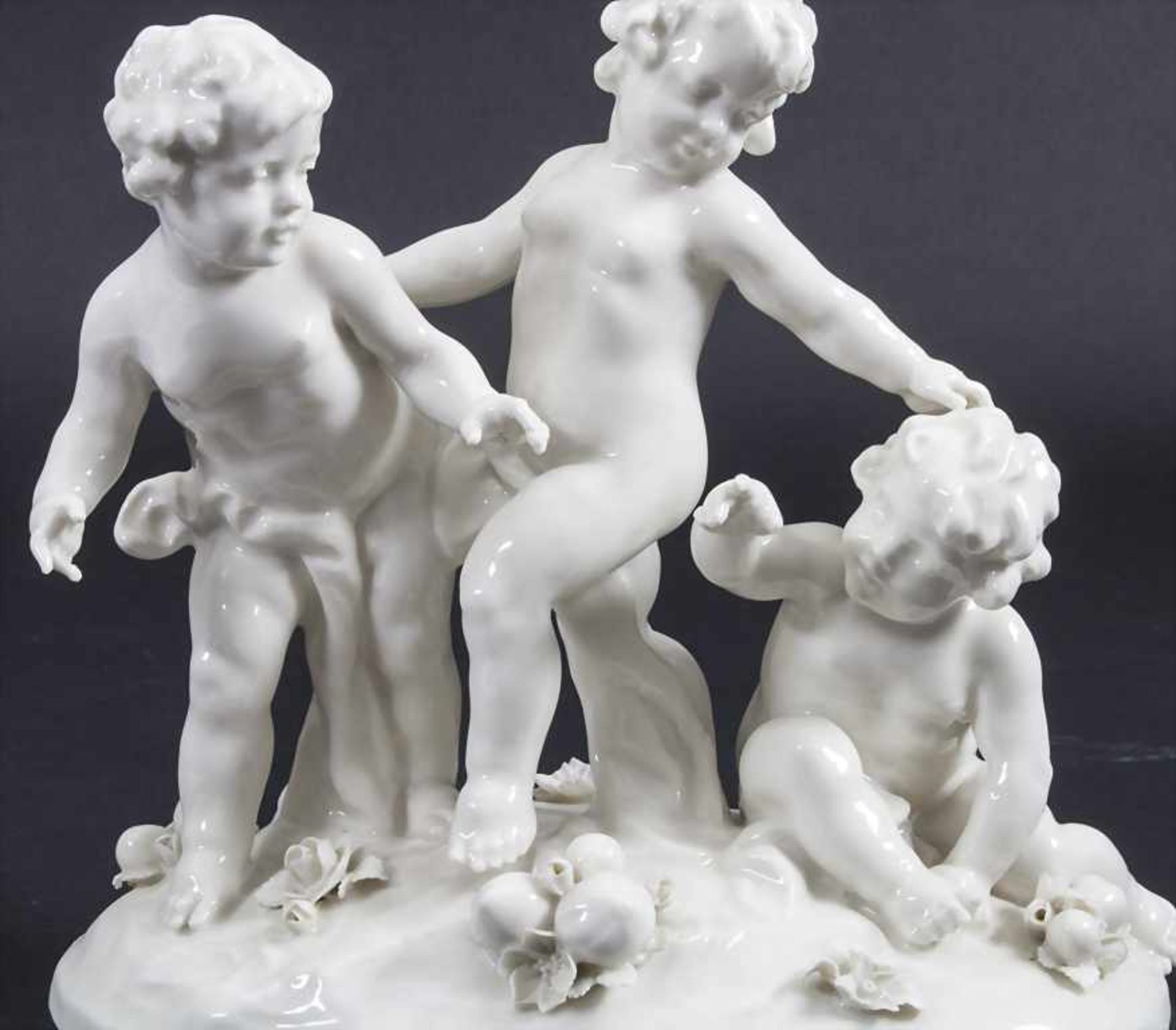 Figurengruppe 'Puttos mit Früchten' / A figural group 'Cherubs with fruits', von Scheirholz, - Bild 2 aus 8
