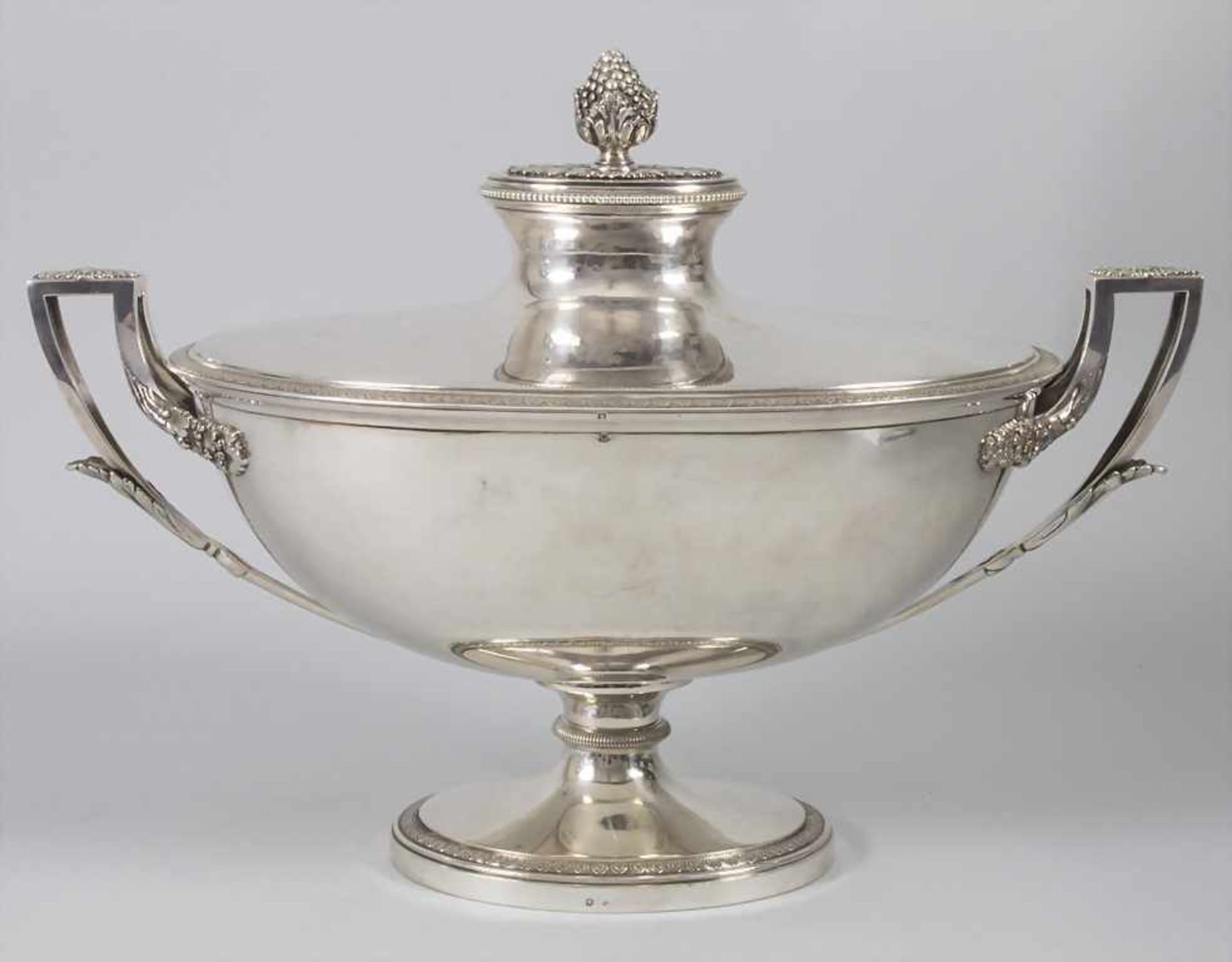 Deckelterrine auf Présentoir / A tureen with cover and stand, Paris, um 1905 - Bild 2 aus 16