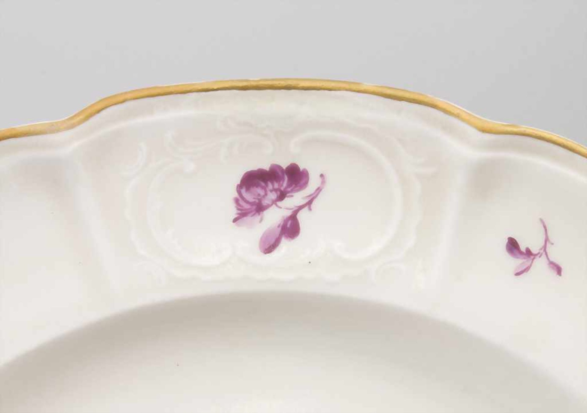 Teller mit Blumenmalerei / A plate with purple painted flowers, Ludwigsburg, um 1770 - Image 3 of 6