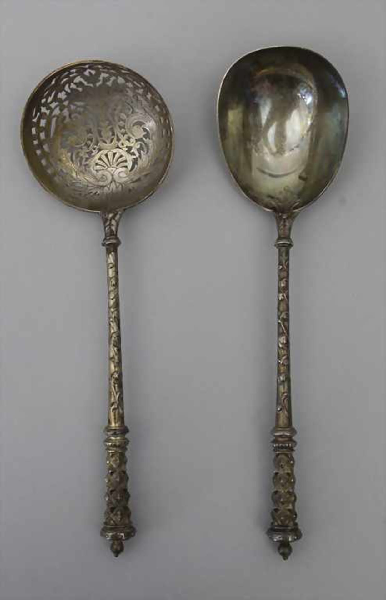 Zuckerstreulöffel und Sahnelöffel / A silver sugar-sprinkler spoon and a silver cream spoon,