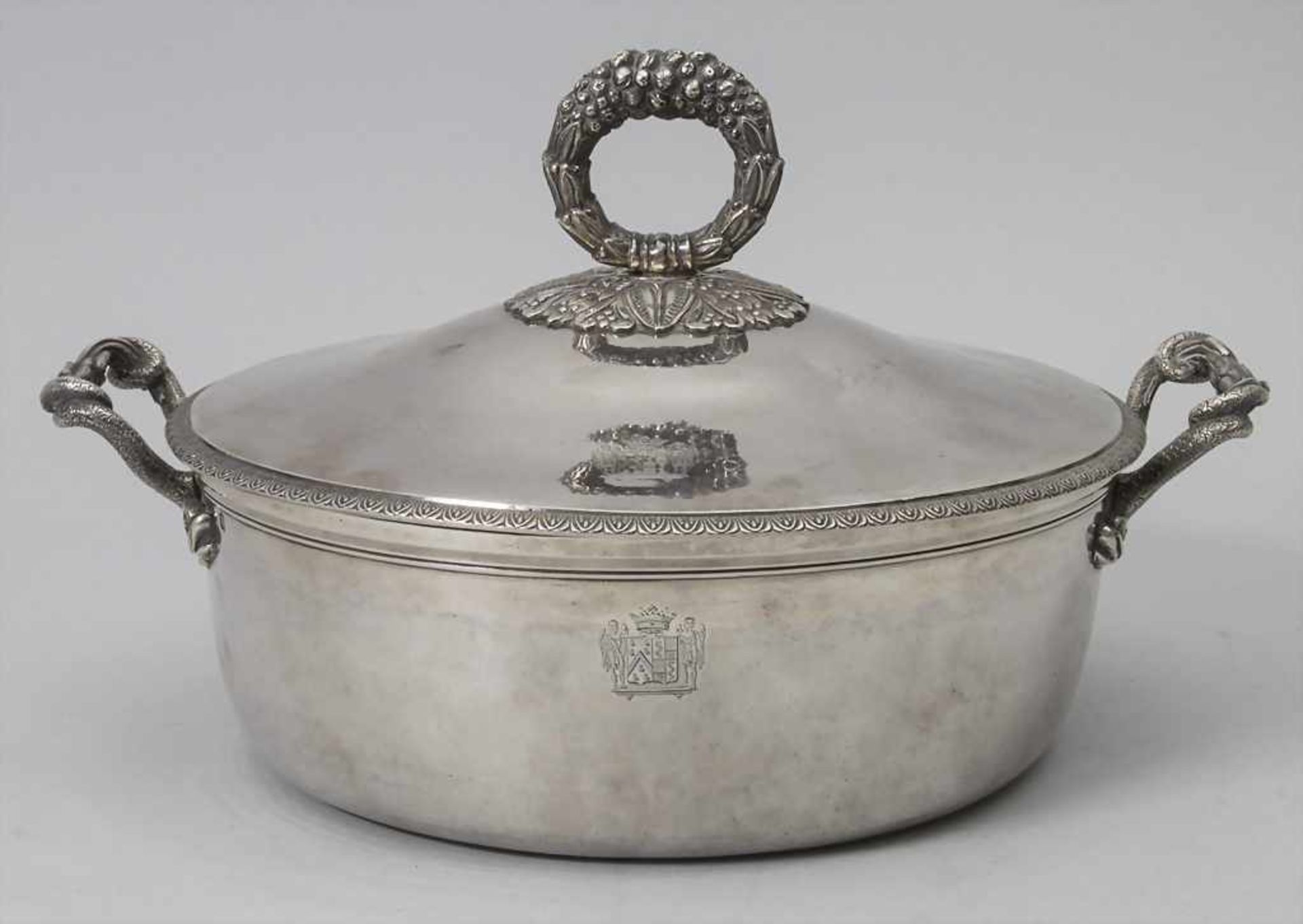 Deckelterrine / A covered silver tureen / Légumier en argent, J.A. Cressend, Paris, nach