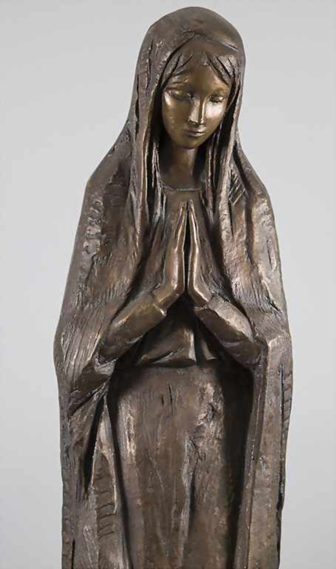 Bronze Skulptur 'Betende Maria' / A bronze sculpture of 'The praying Mary', 20. Jh. - Image 2 of 5