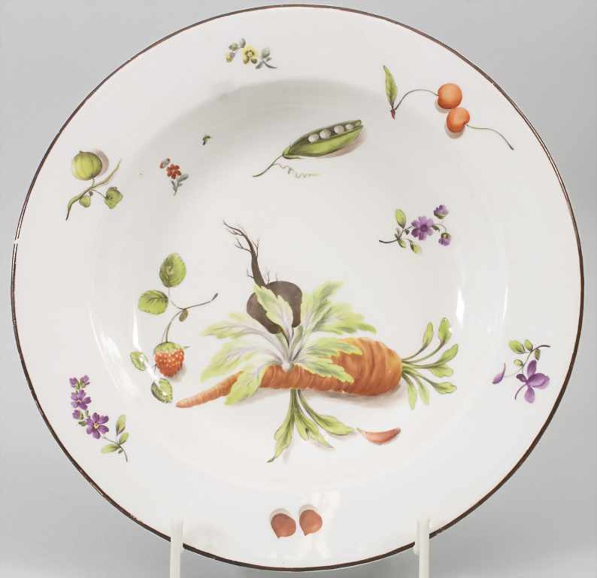 Suppenteller mit Gemüse-Dekor / A soup plate painted with vegetables, fruits and flowers, Wien, um
