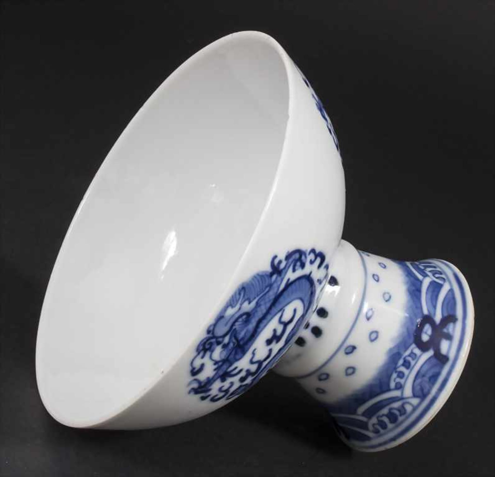 Porzellan-Fußschale / A porcelain footed bowl, China, Qing-Dynastie (1644-1911) - Bild 3 aus 4