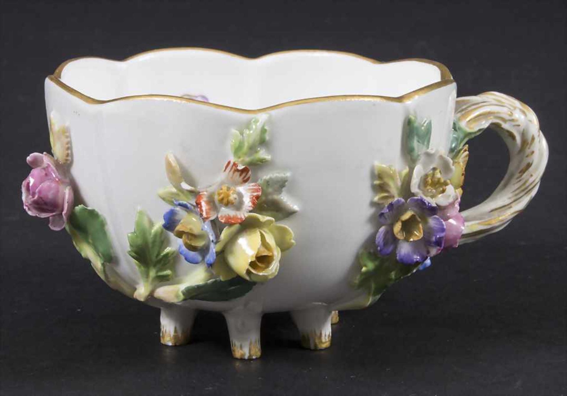 Blütentasse / A cup with encrusted flowers, Meissen, Mitte 19. Jh.
