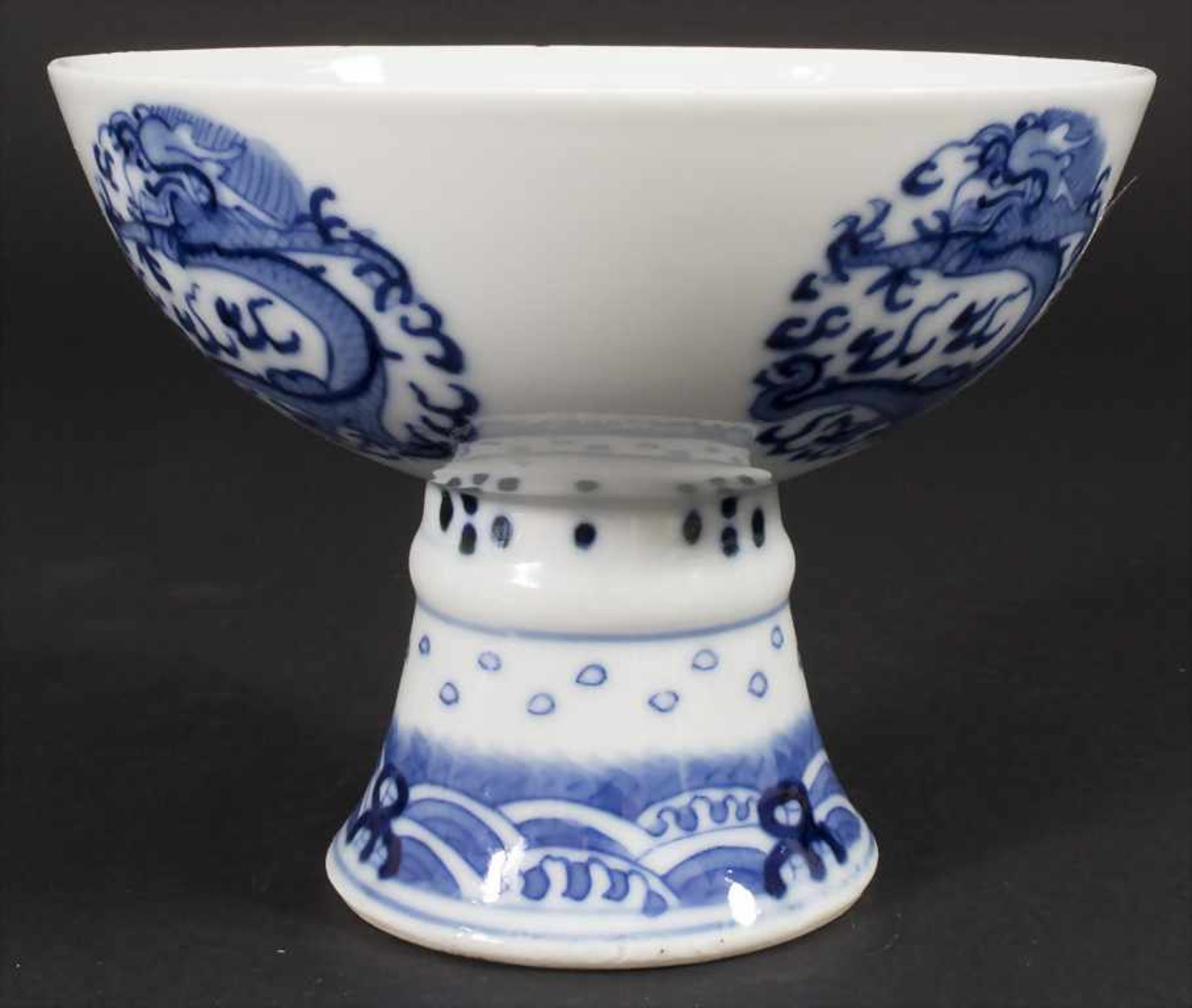 Porzellan-Fußschale / A porcelain footed bowl, China, Qing-Dynastie (1644-1911) - Bild 2 aus 4