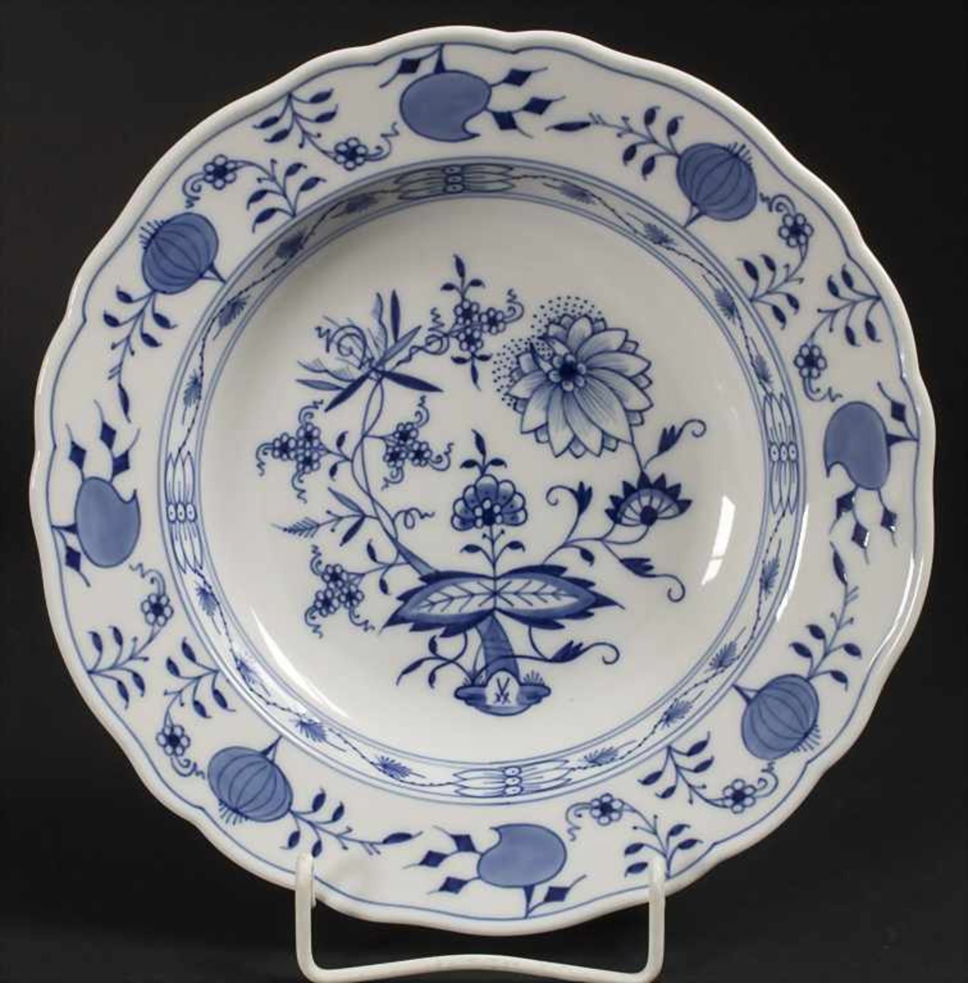 28 tlg. Service 'Zwiebelmuster' / A 28-piece dinner set with 'Onion Pattern', Meissen, 20. Jh. - Image 6 of 17