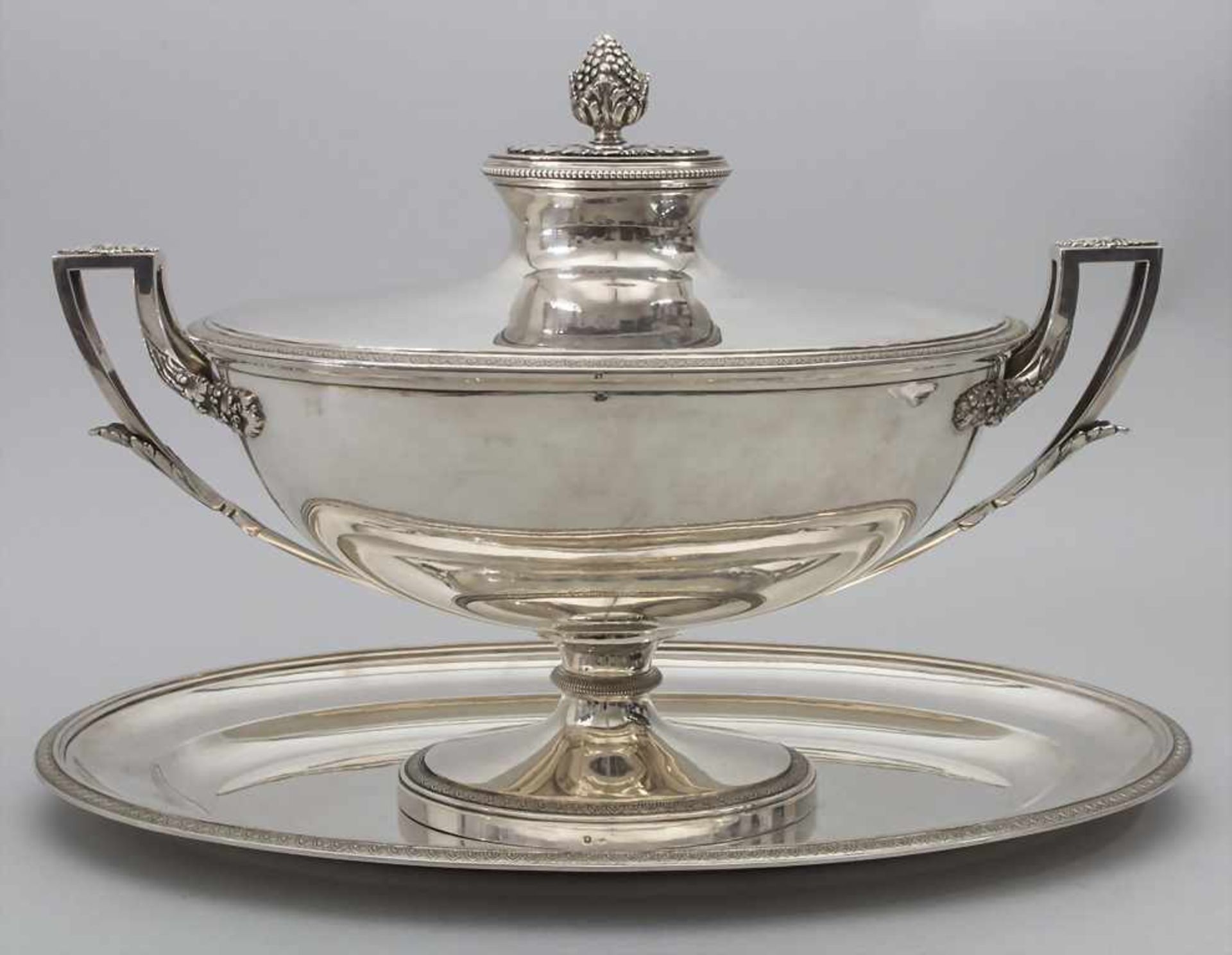 Deckelterrine auf Présentoir / A tureen with cover and stand, Paris, um 1905