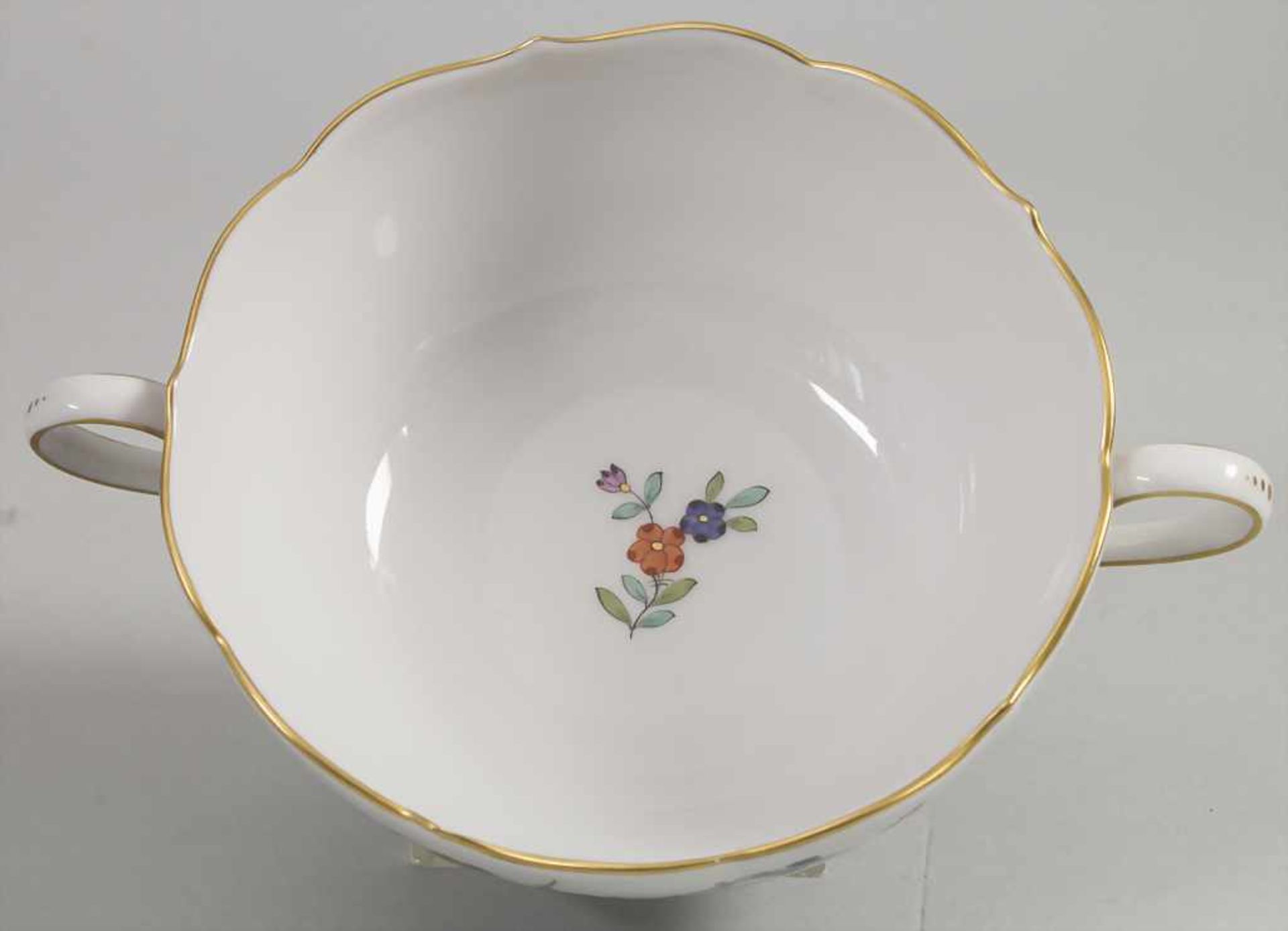 Suppentasse mit Unterteller / A soup bowl and plate with Kakiemon pattern, Meissen, 20. Jh. - Bild 9 aus 11