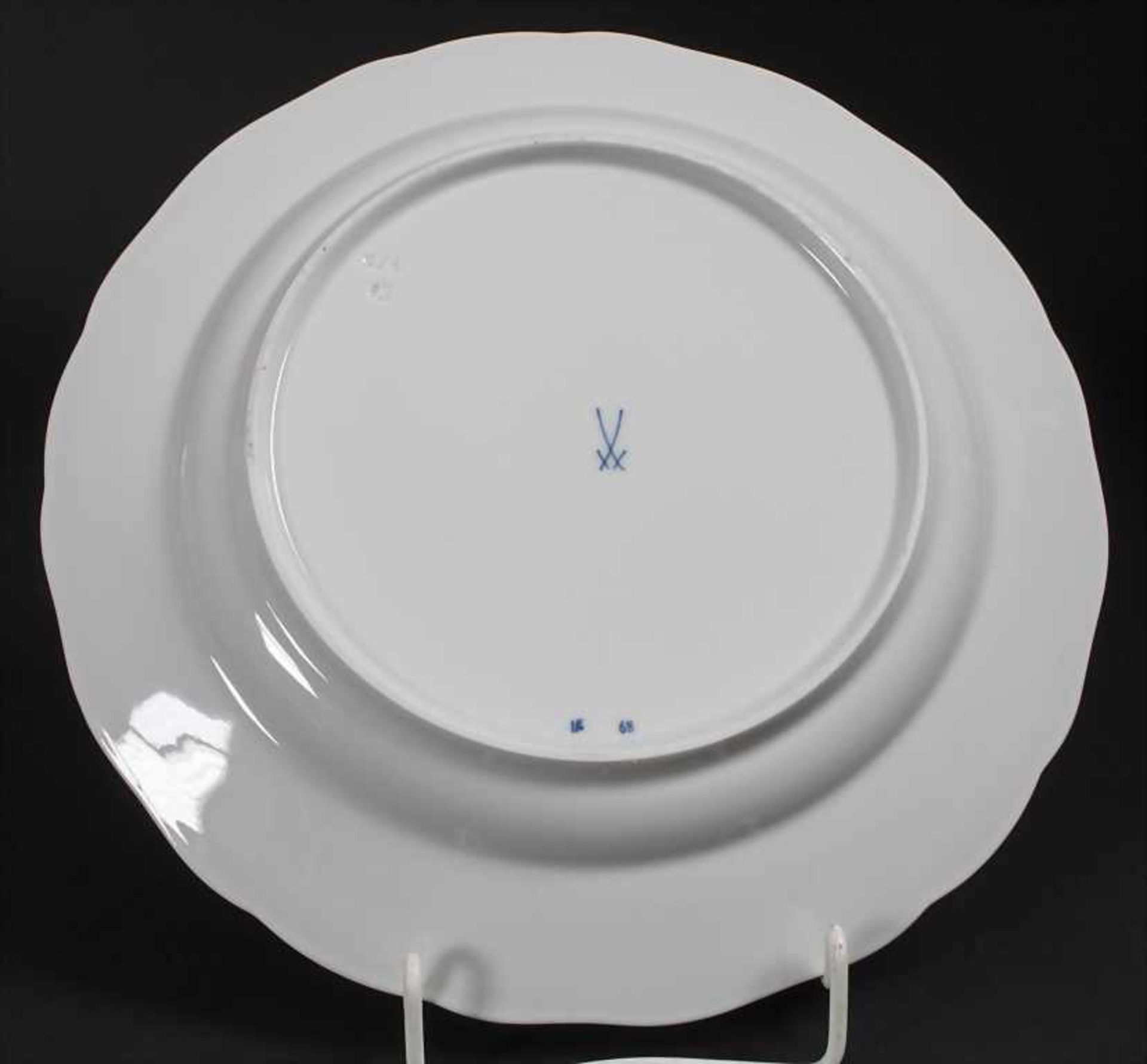 28 tlg. Service 'Zwiebelmuster' / A 28-piece dinner set with 'Onion Pattern', Meissen, 20. Jh. - Image 4 of 17
