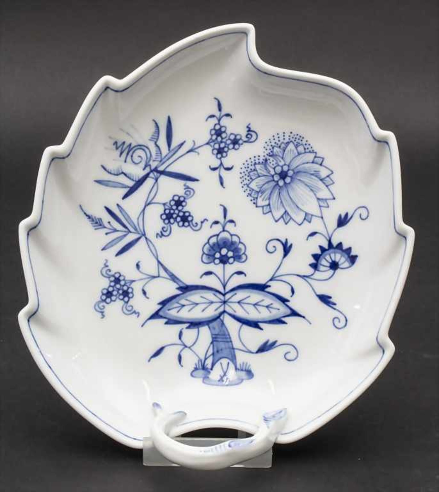 Zwiebelmuster Blattschale / A leave shaped dish with blue onion pattern, Meissen, 20. Jh.