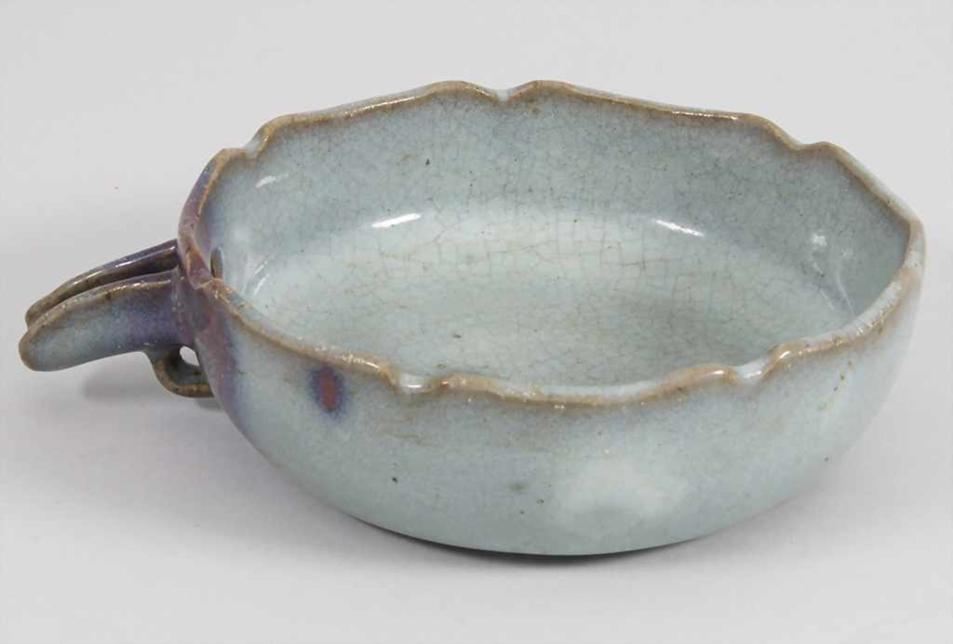 Seladon-Schale / A seladon bowl, China, wohl Yuan-Dynastie - Bild 2 aus 5