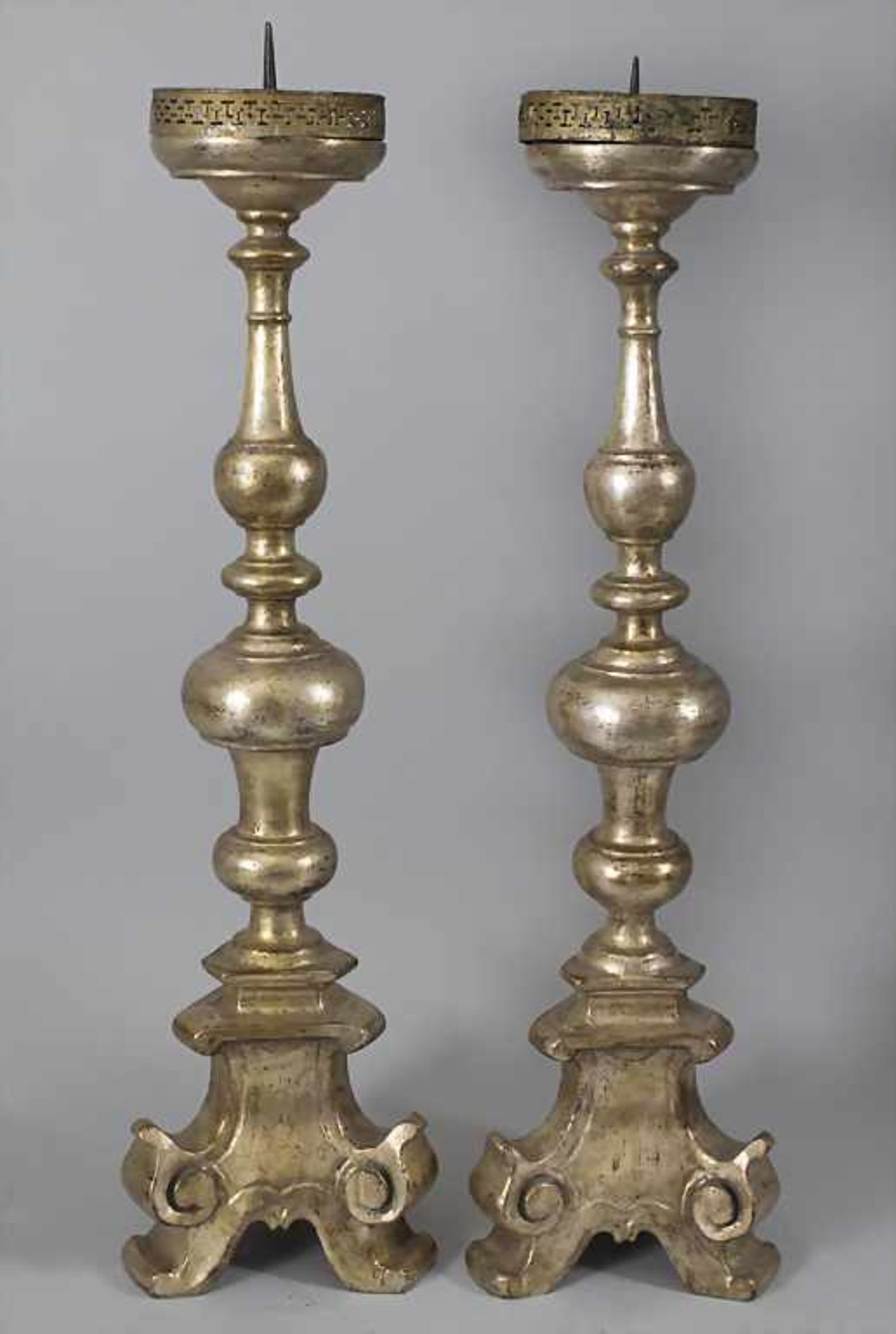 Paar Altarleuchter mit Rocailledekor / A pair of altar candleholders with rocailles, 18./19. Jh. - Image 2 of 3