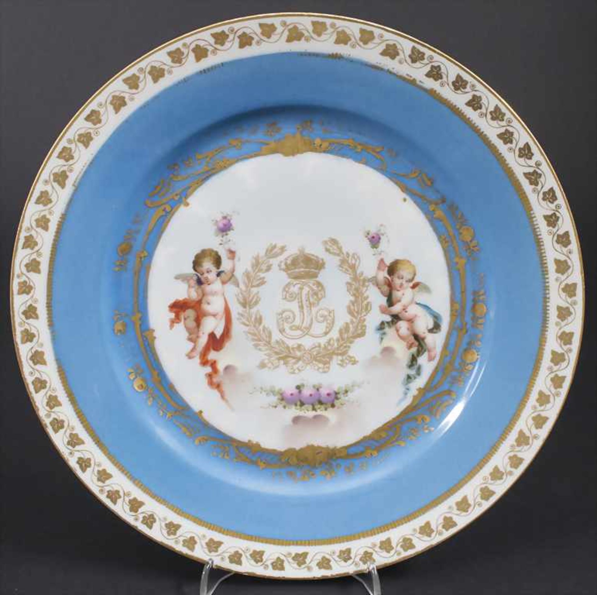 Teller mit 2 Putten und Königsmonogramm / A plate with 2 cherubs and king's monogram, Sèvres,