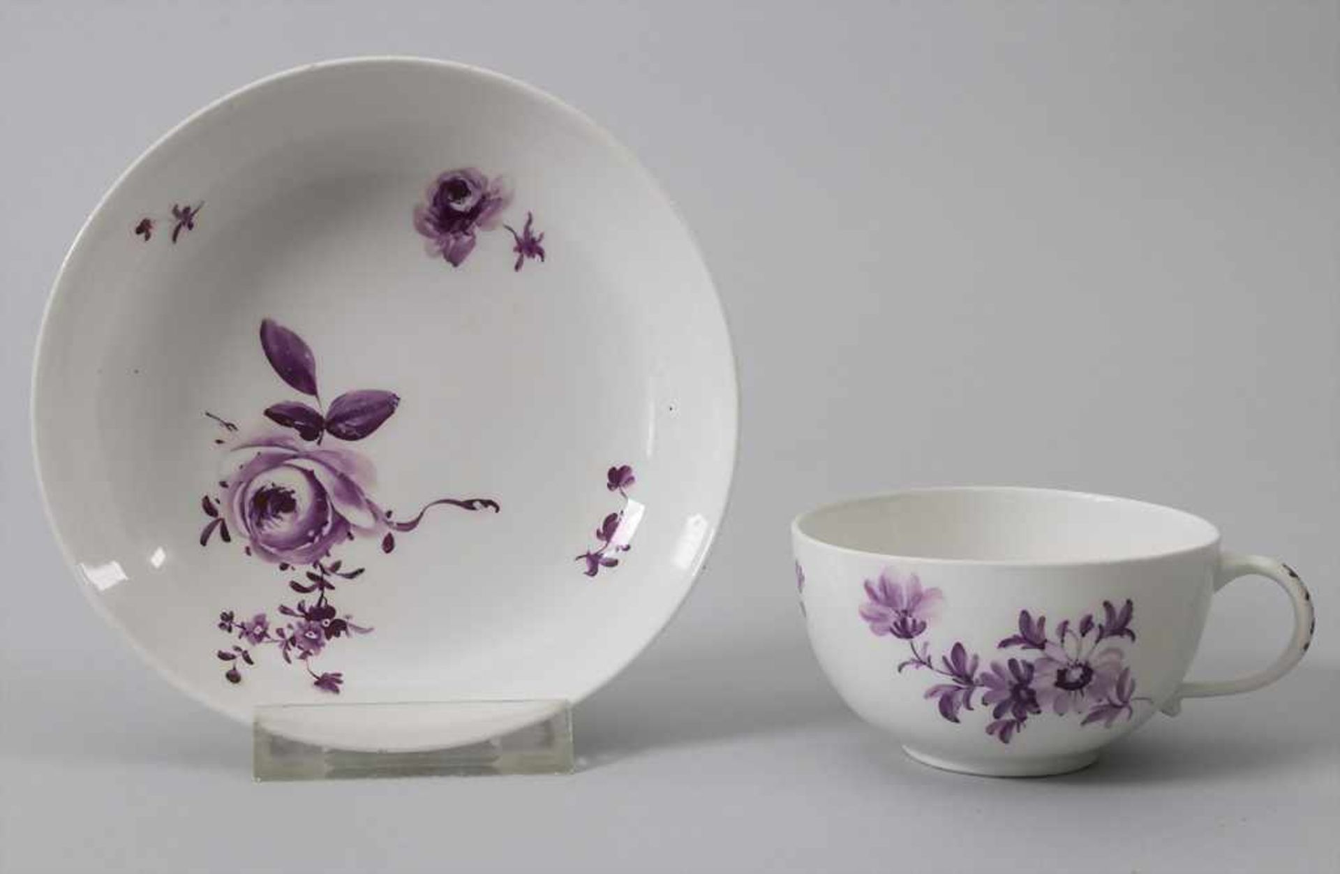Tasse und UT mit Purpurmalerei / A cup and saucer with purple flowers, Meissen, um 1760