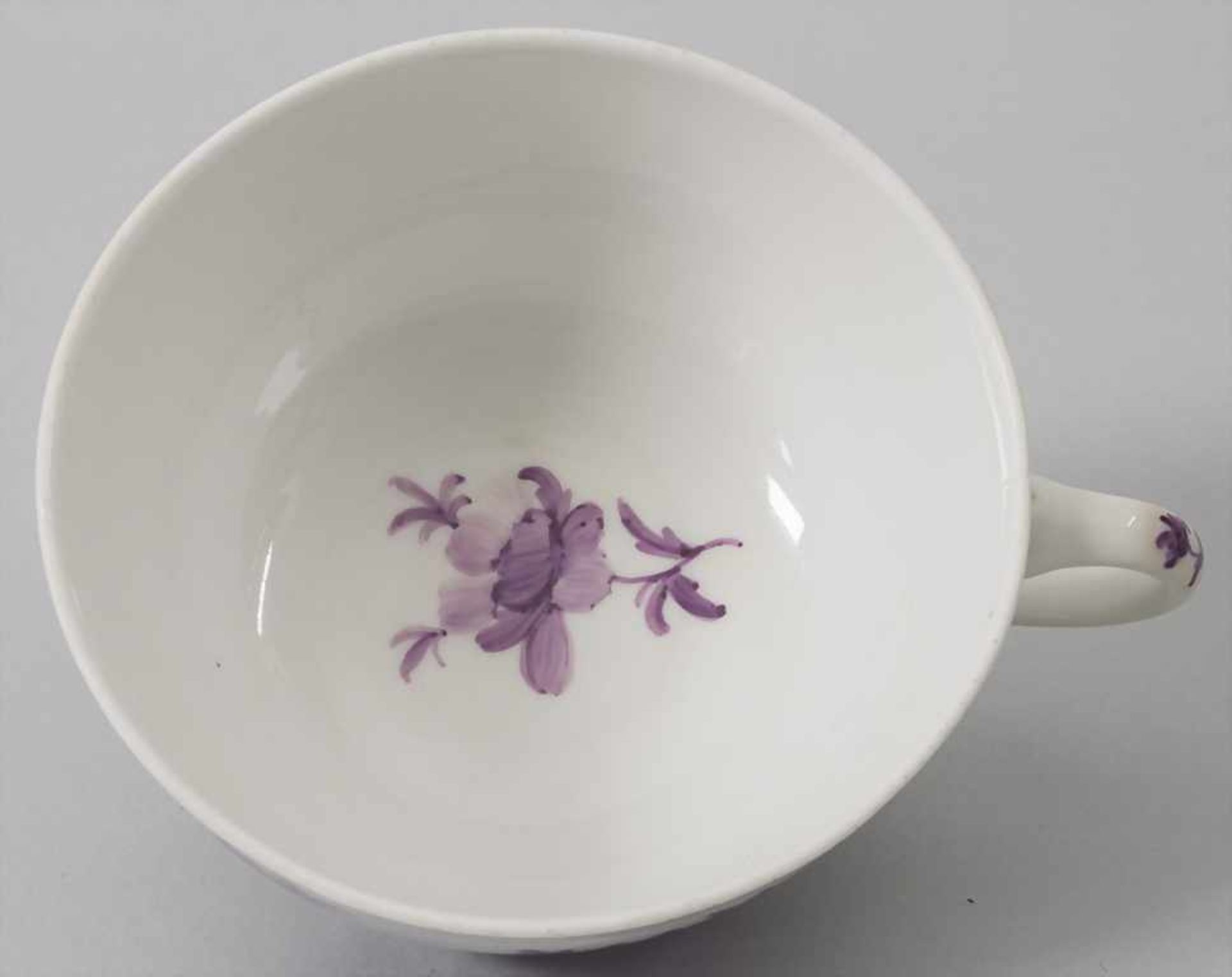Tasse und UT mit Purpurmalerei / A cup and saucer with purple flowers, Meissen, um 1760 - Image 5 of 10