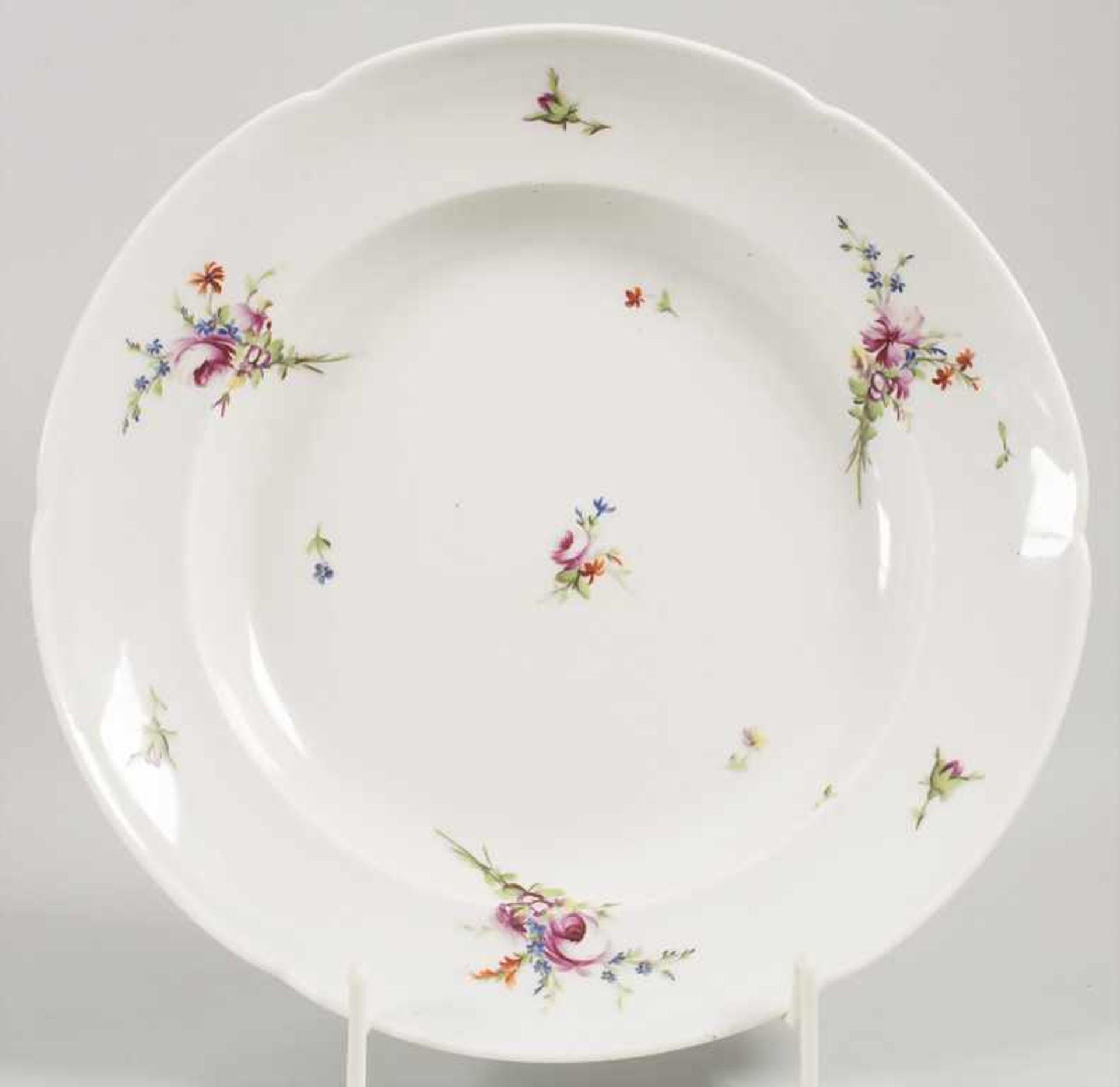 Teller mit Blumenmalerei / A plate with flowers, Niderviller, um 1780/1793