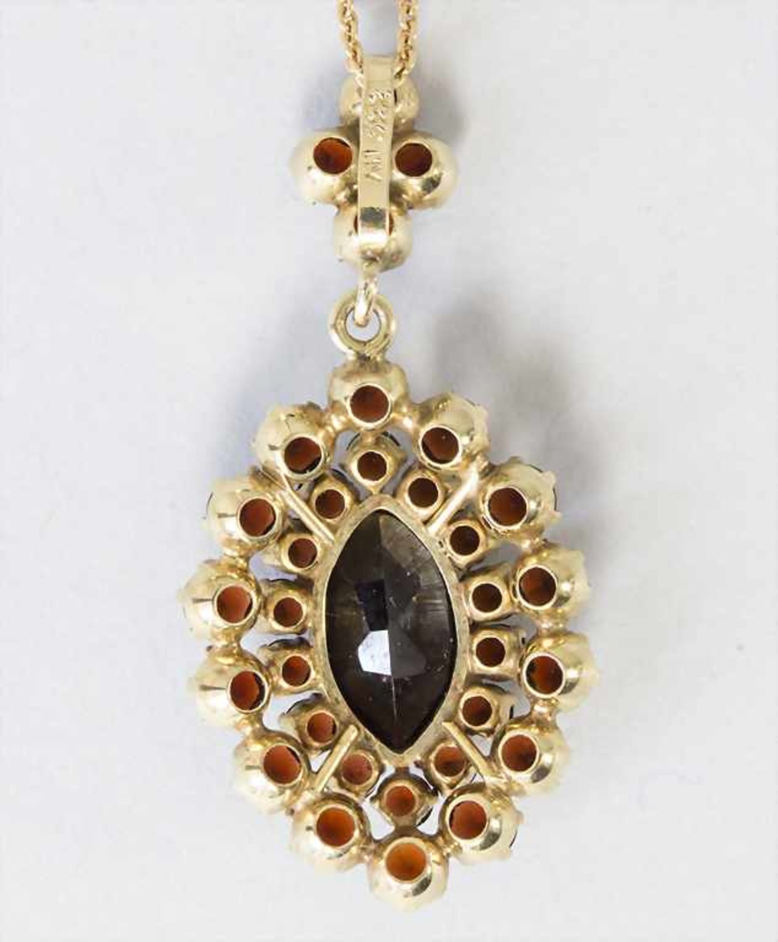 Goldkette mit Granatanhänger / A gold necklace with garnet pendant - Bild 2 aus 3