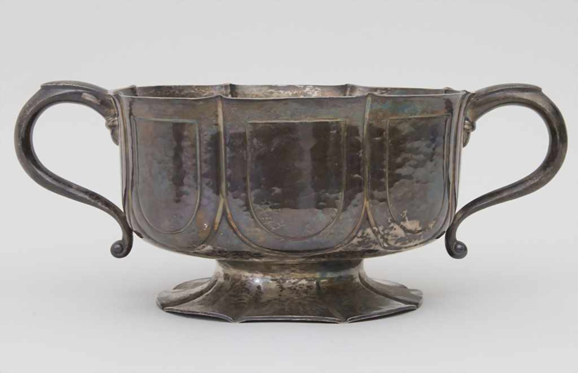 Großer Sektkühler / A large silver champagne cooler, William Comyns, London, 1924