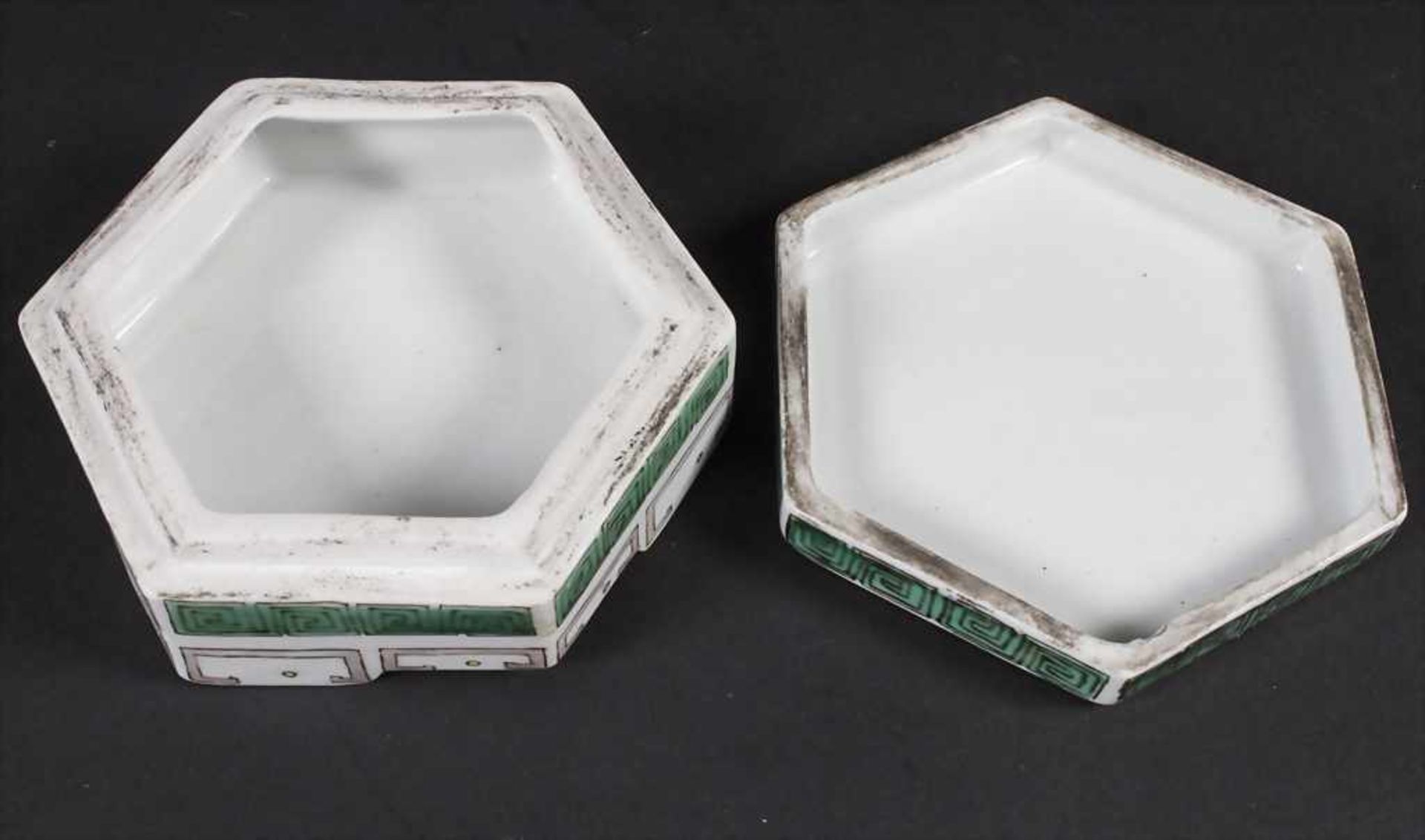 Porzellan-Deckeldose / A porcelain lidded box, China, Qing-Dynastie, wohl 18. Jh. - Bild 4 aus 5