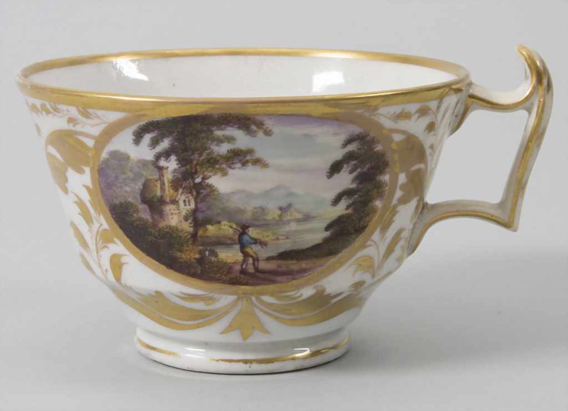 Tasse und Untertasse mit Landschaftsmalerei / A cup and saucer with landscapes, creamware, wohl - Bild 9 aus 12