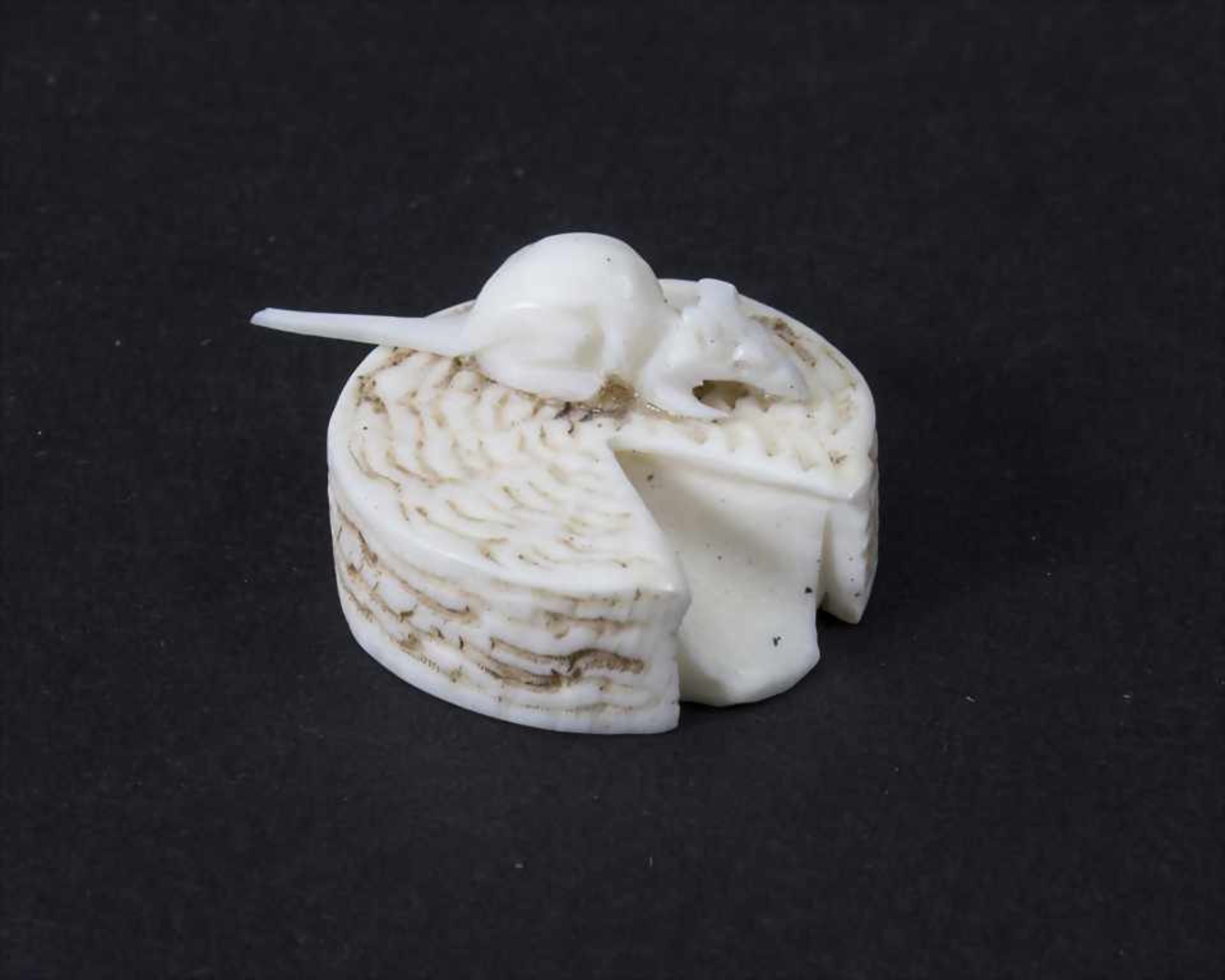 Miniatur Figur 'Maus auf einem Stück Käse' / An ivory miniature figure of a mouse on a piece of - Image 2 of 5