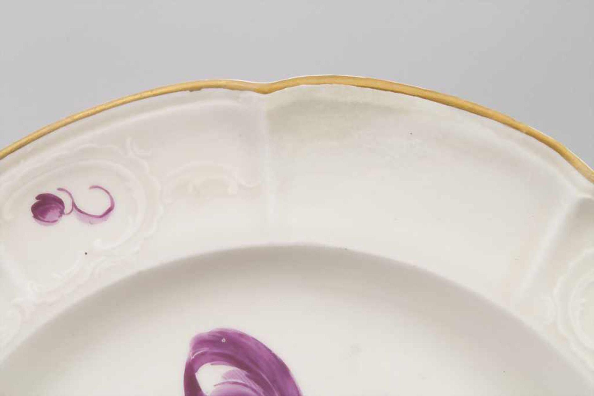 Teller mit Blumenmalerei / A plate with purple painted flowers, Ludwigsburg, um 1770 - Image 4 of 6