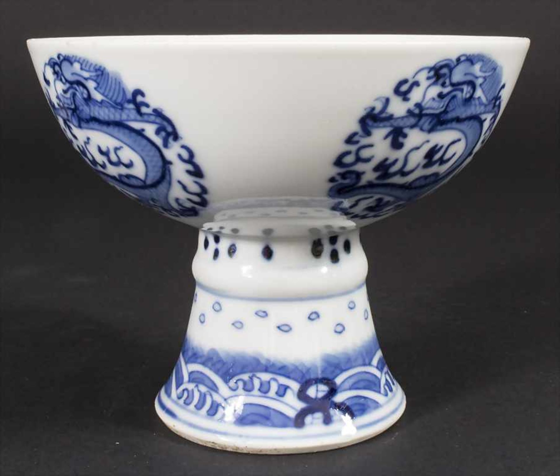 Porzellan-Fußschale / A porcelain footed bowl, China, Qing-Dynastie (1644-1911)