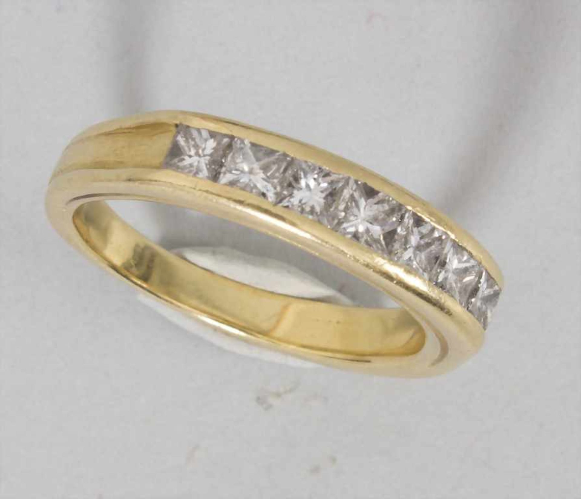 Damenring mit Diamanten / A ladies ring with diamonds