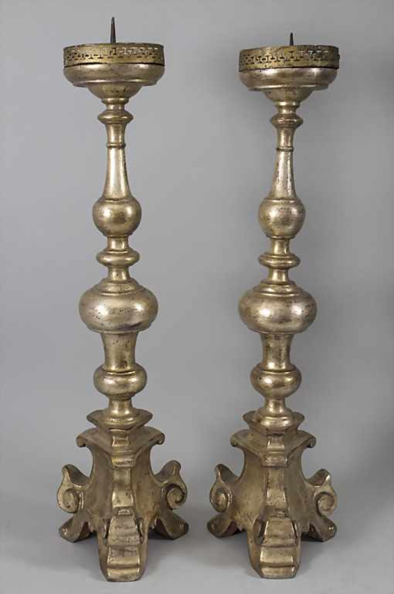 Paar Altarleuchter mit Rocailledekor / A pair of altar candleholders with rocailles, 18./19. Jh.