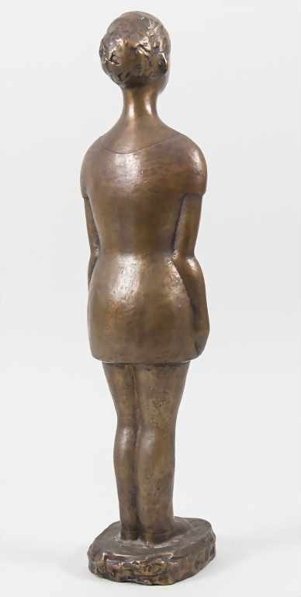 Monogrammist, 'Stehendes Mädchen' / A bronze sculpture of a girl, Frankreich, nach 1979 - Image 4 of 9