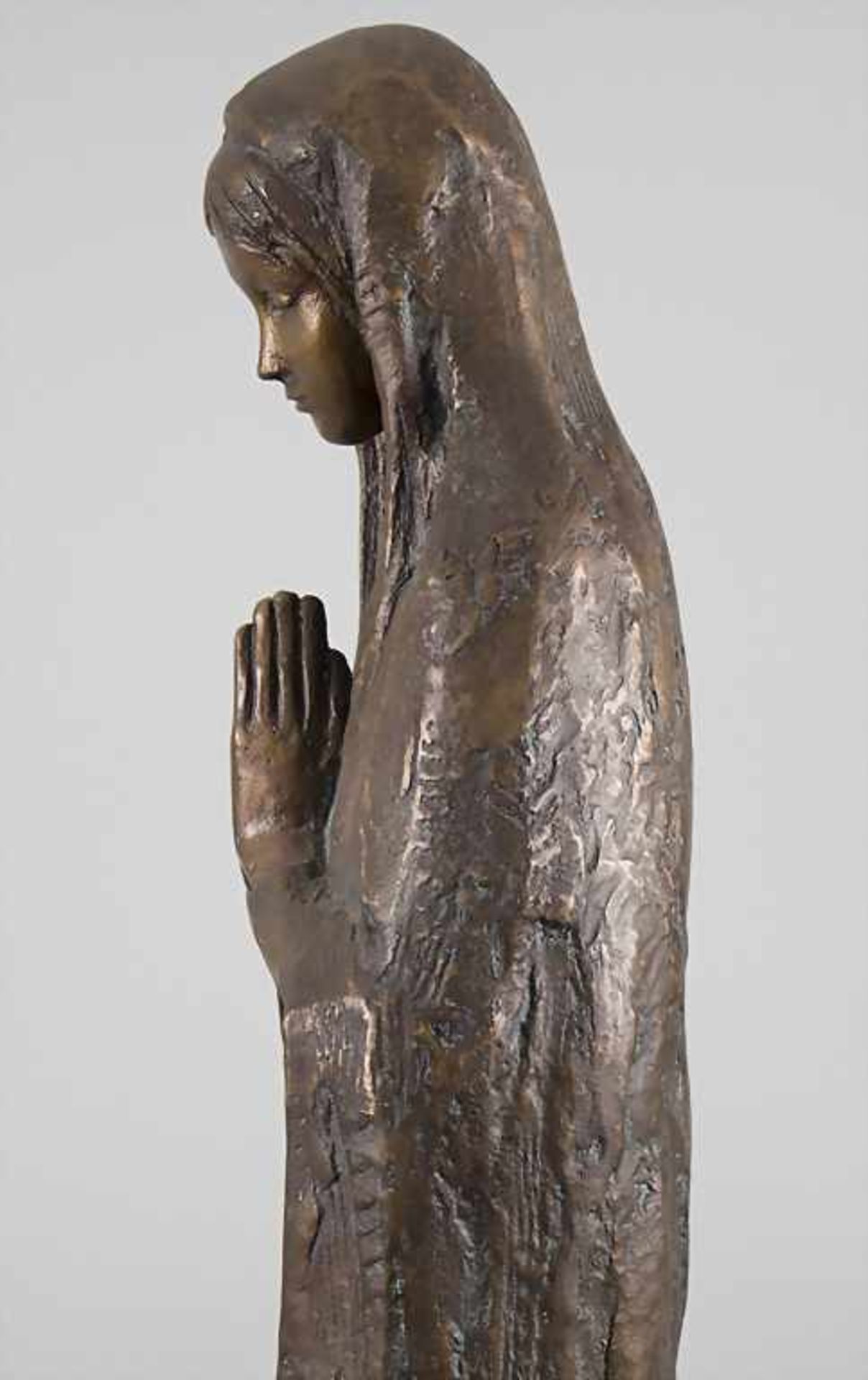 Bronze Skulptur 'Betende Maria' / A bronze sculpture of 'The praying Mary', 20. Jh. - Image 5 of 5