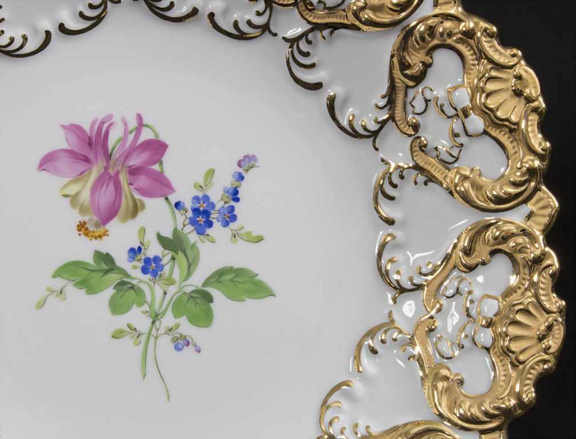 Prunkteller mit Blumenmalerei / A splendid plate with flowers, Meissen, 20. Jh. - Image 2 of 4