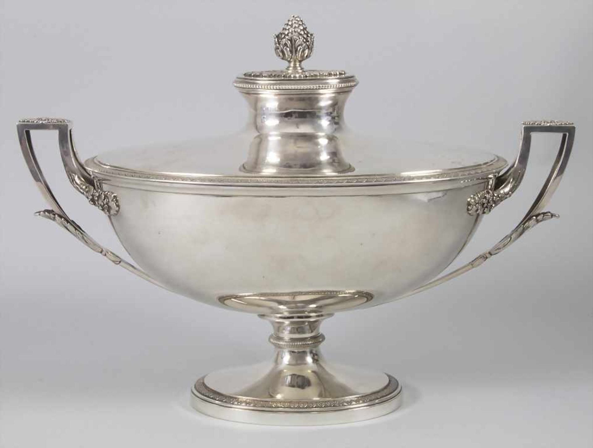 Deckelterrine auf Présentoir / A tureen with cover and stand, Paris, um 1905 - Bild 10 aus 16