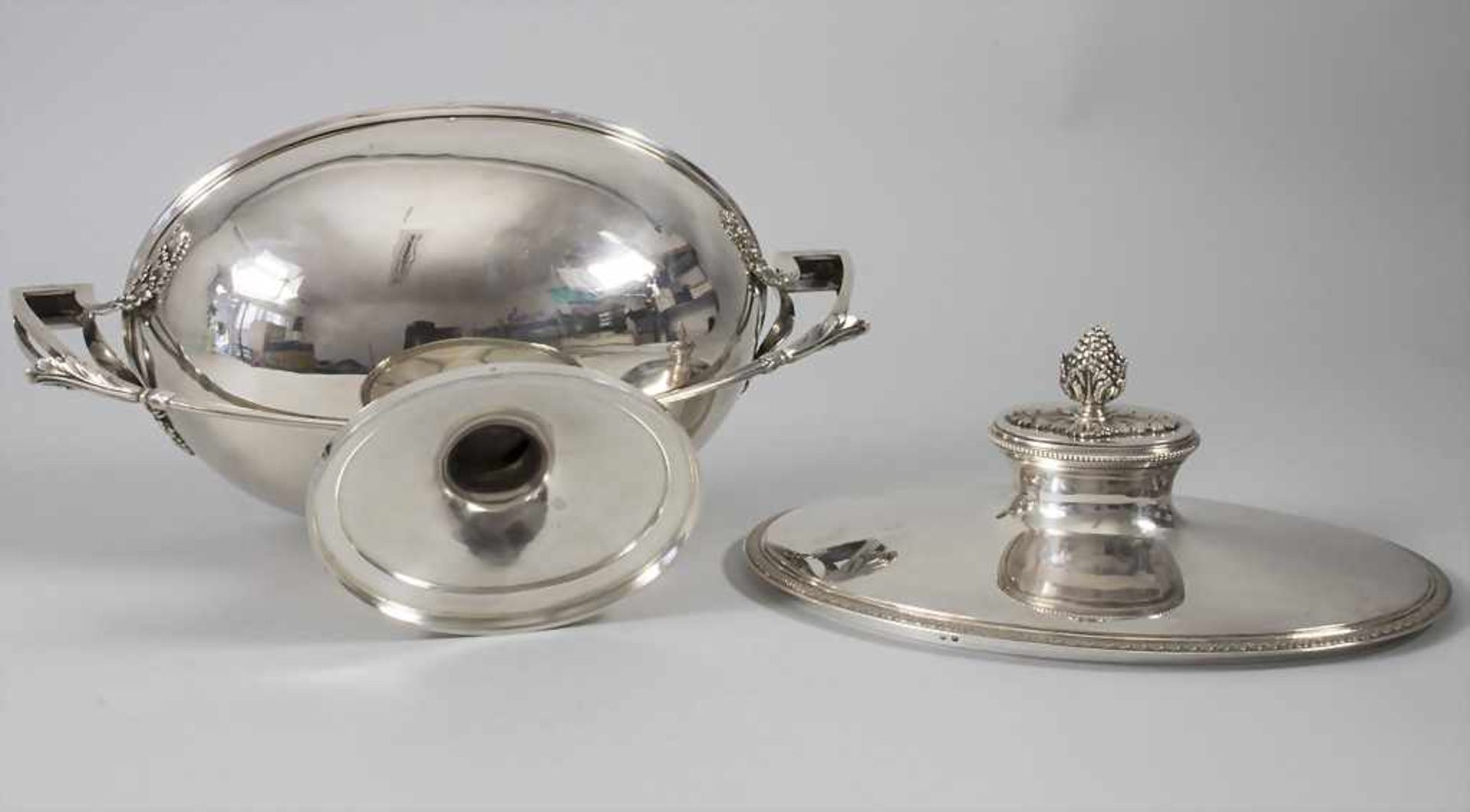 Deckelterrine auf Présentoir / A tureen with cover and stand, Paris, um 1905 - Bild 13 aus 16