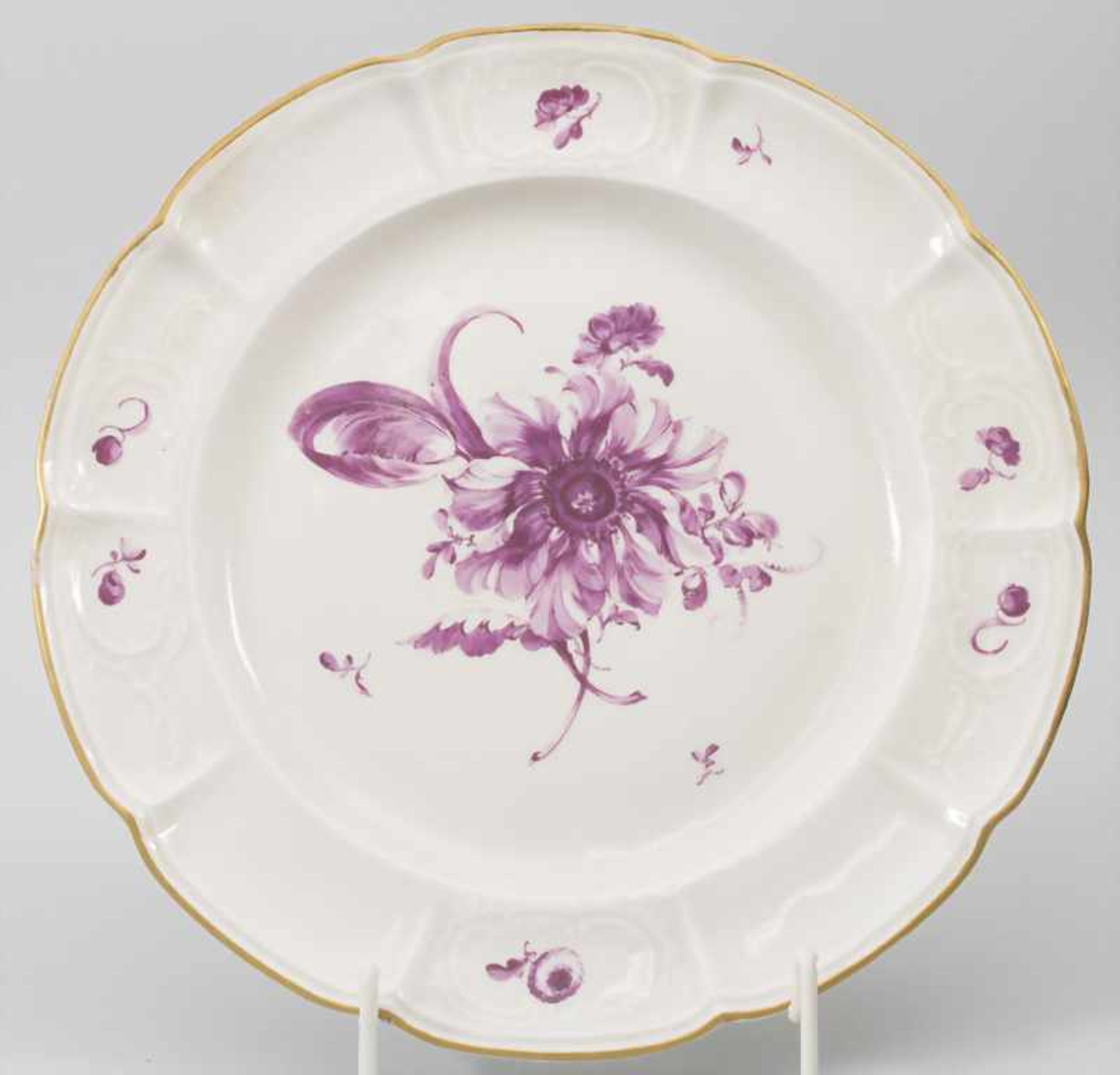 Teller mit Blumenmalerei / A plate with purple painted flowers, Ludwigsburg, um 1770