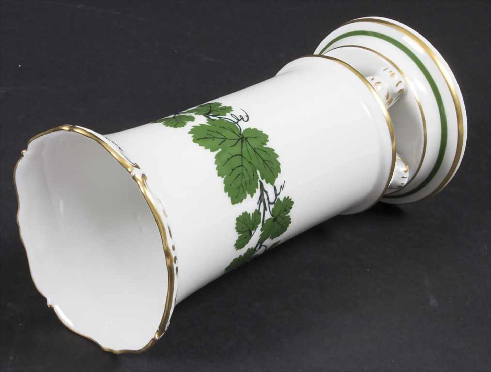 Vase auf Volutenfüßen mit Weinlaubdekor / A vase with vine leaves pattern, Meissen, Mitte 20. Jh. - Bild 2 aus 4
