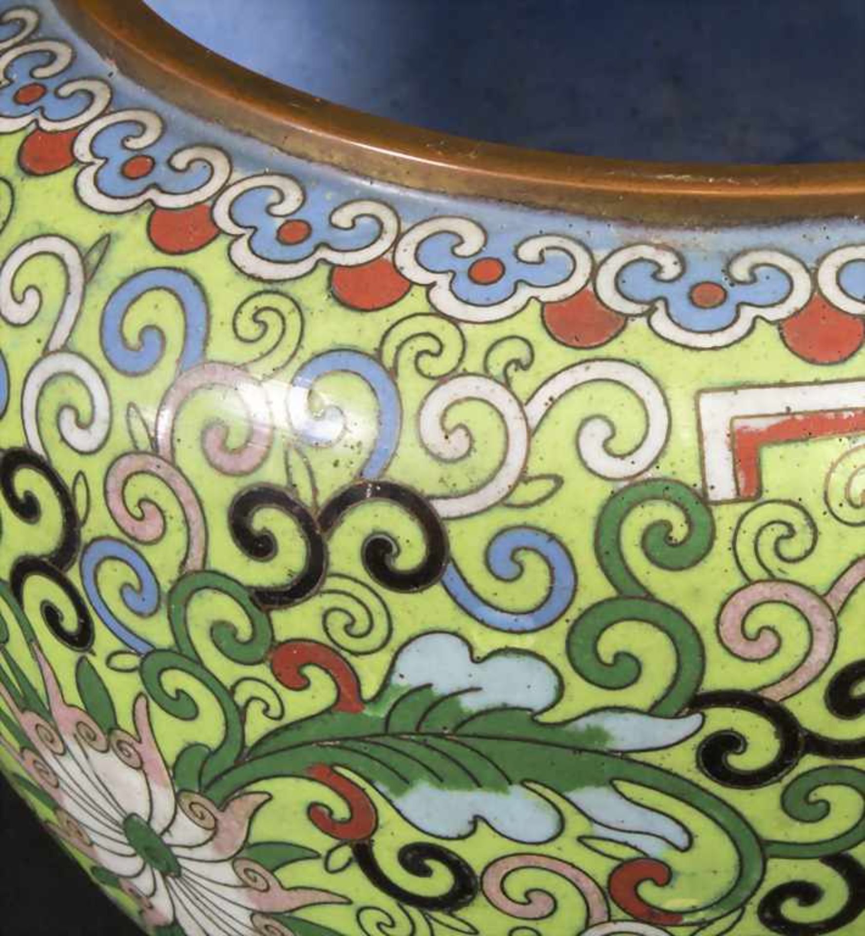 Cloisonné-Ziervase / An enamelled decorative vase, China, Qing-Dynastie (1644-1911), 19. Jh. - Image 7 of 7