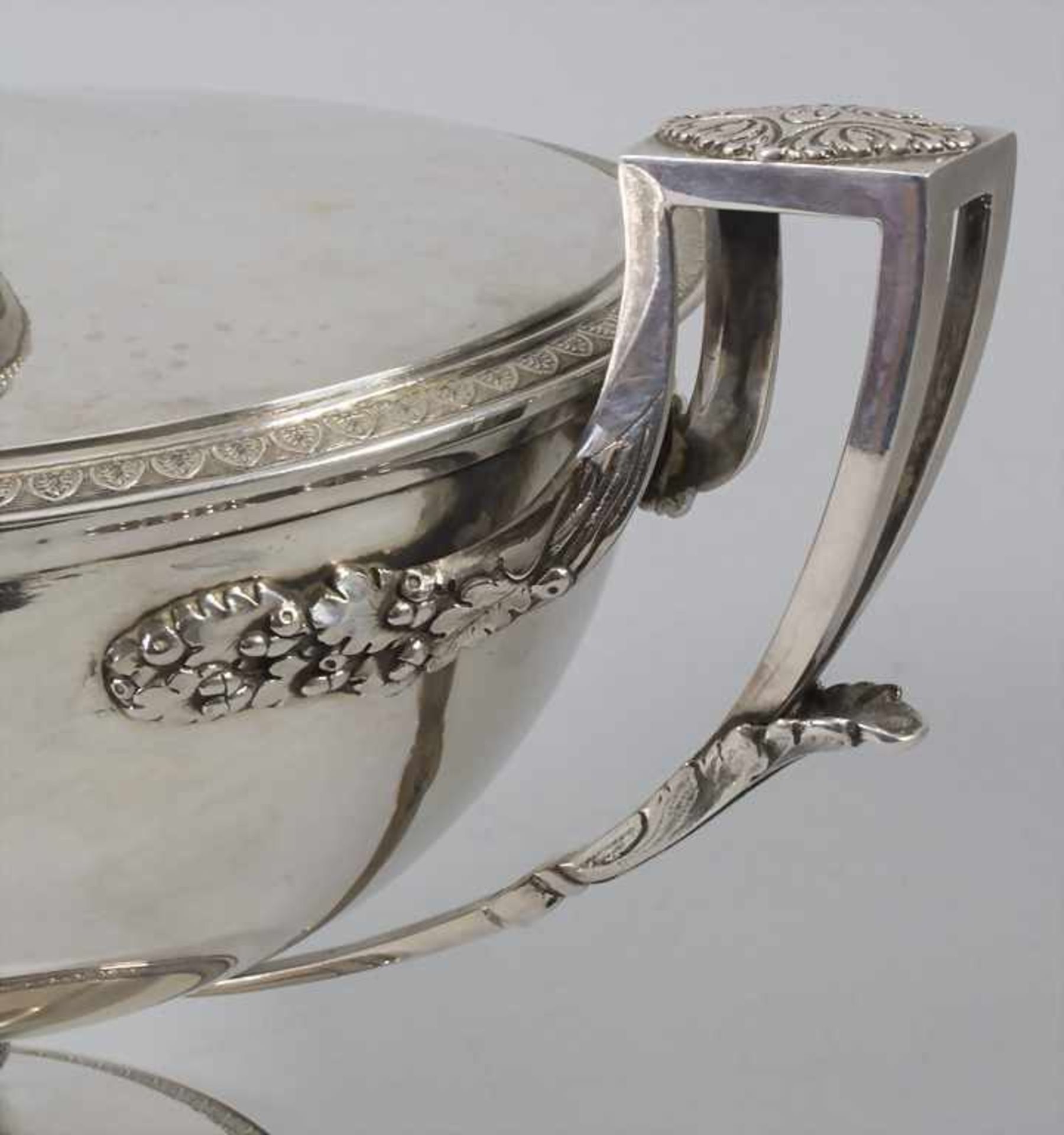 Deckelterrine auf Présentoir / A tureen with cover and stand, Paris, um 1905 - Bild 3 aus 16