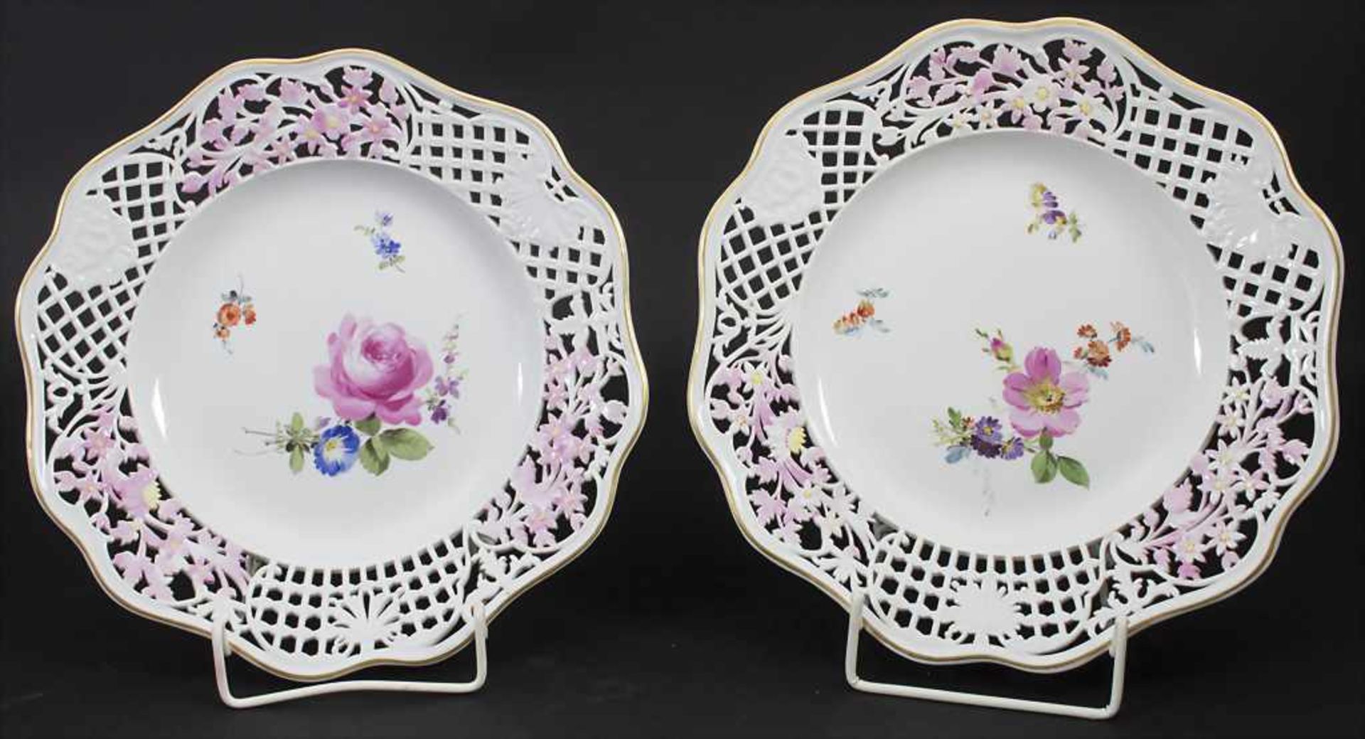 Paar Durchbruchteller mit Blumenbouquets / A pair openwork plates with flower bouquets, Meissen,