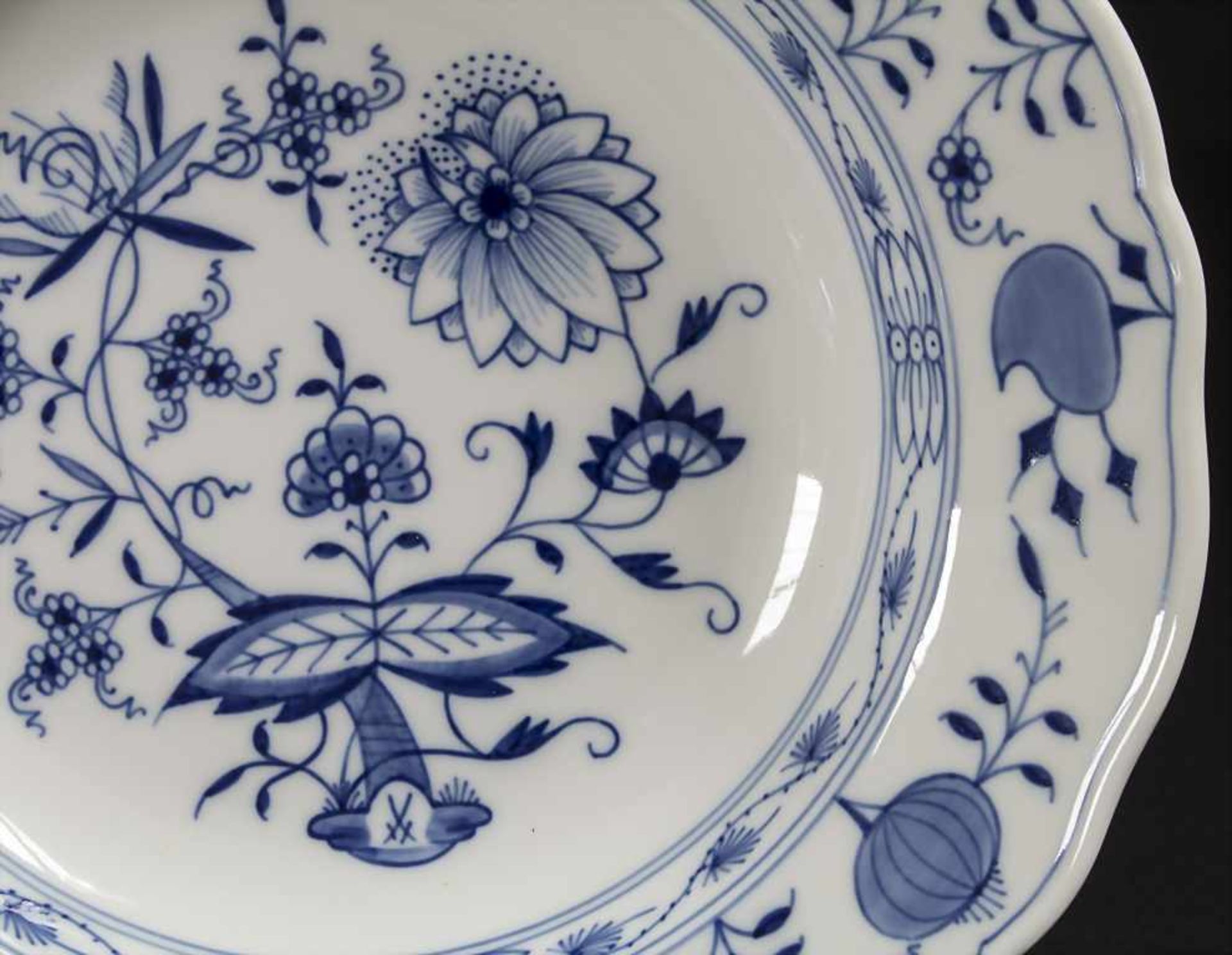 28 tlg. Service 'Zwiebelmuster' / A 28-piece dinner set with 'Onion Pattern', Meissen, 20. Jh. - Image 7 of 17